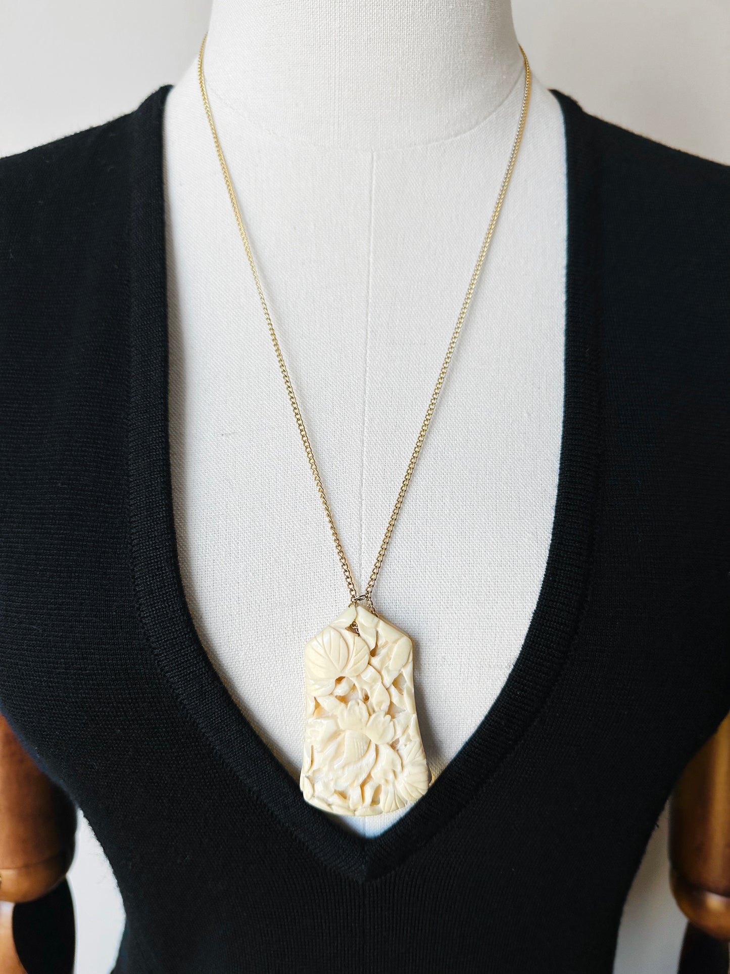 1960s Mid-Century Carved Celluloid Floral Motif Gold-tone Chain Pendant Necklace