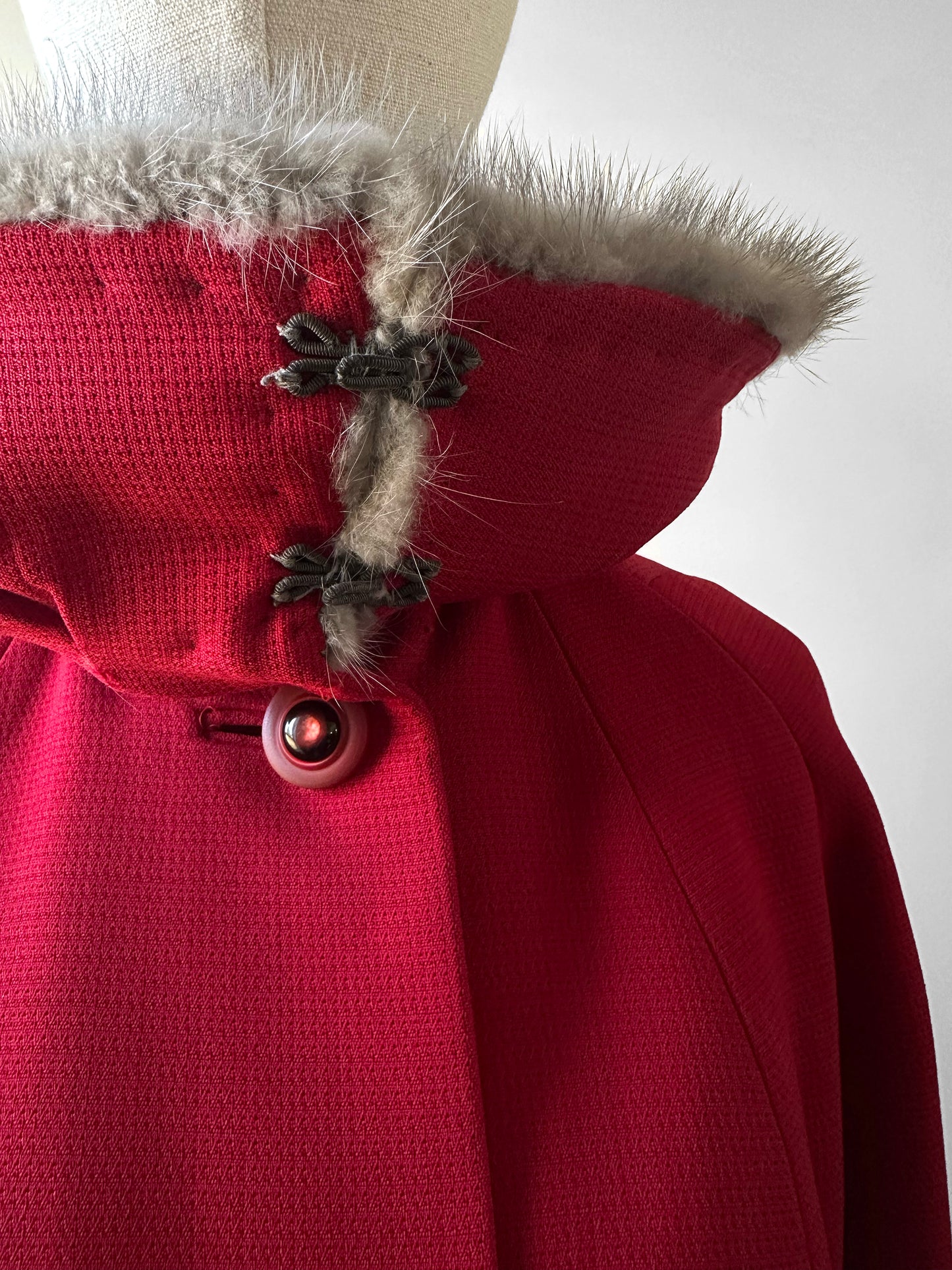 1950s Mid-Century Red Textured A-Line Wool Coat with Grey Fur Collar - Sz. S/M