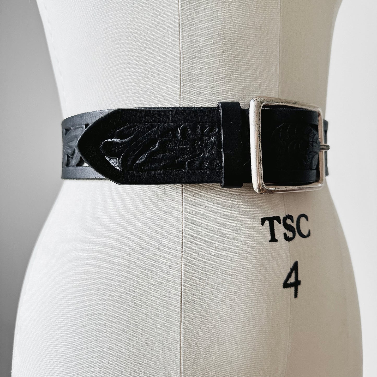 1970s - 1980s Black Silver Buckle Tooled Leather Eyelet Cut Out Belt - Sz. 30 - 34 inch