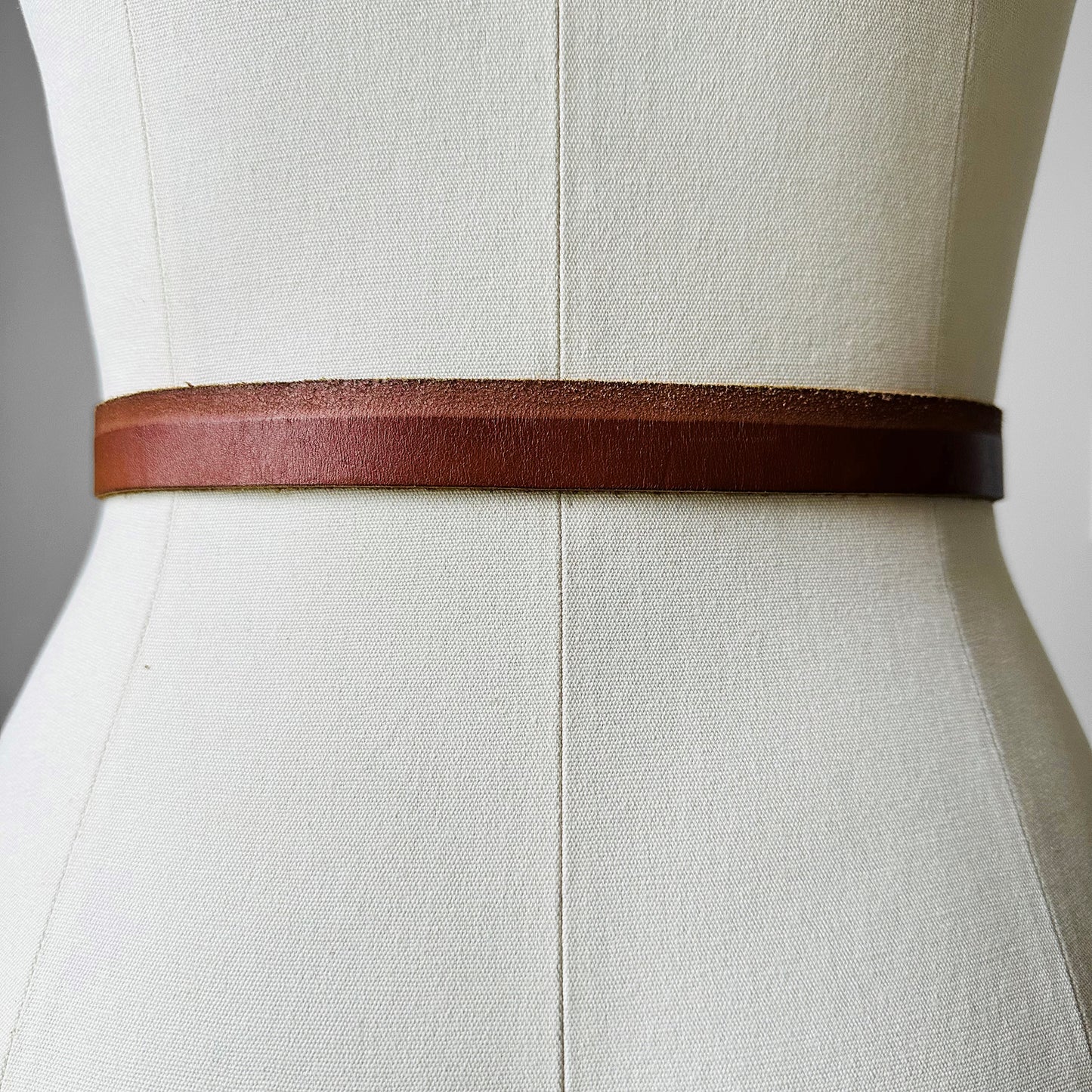 1990s Narrow Brown Textured Leather Belt - Sz. 31 - 35.5 inch waist