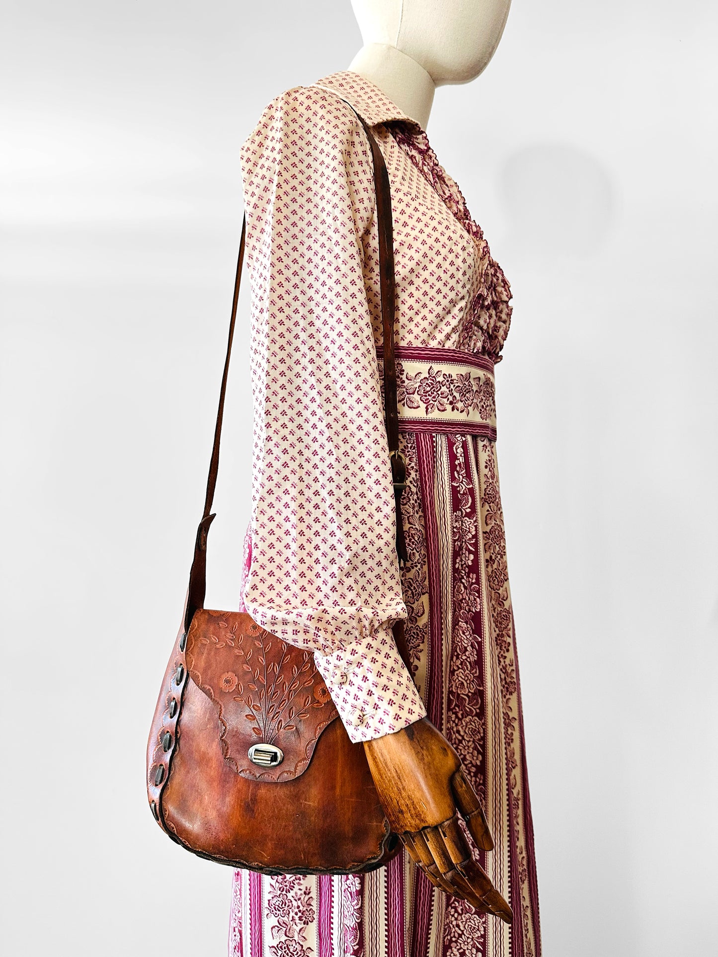 1970s Brown Floral Motif Tooled-Leather Purse
