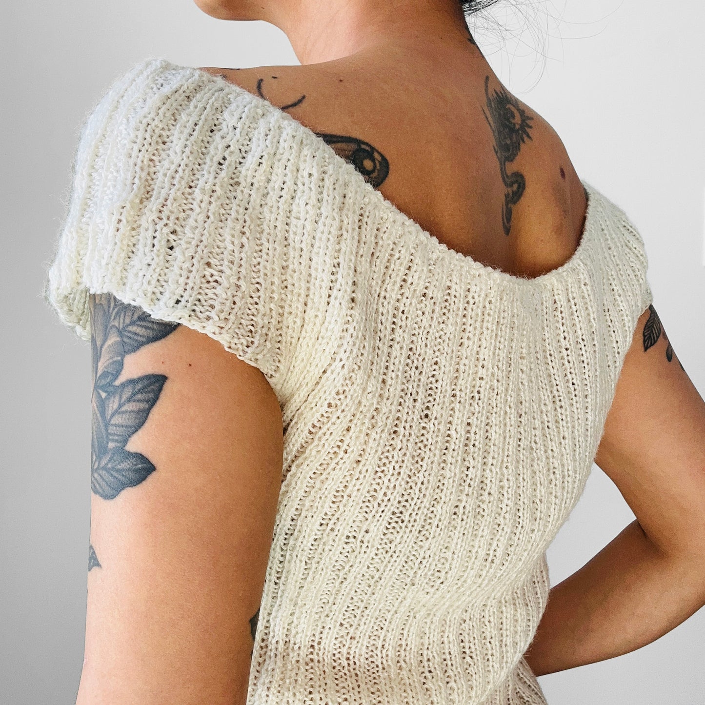 1970s Wide Neck Short Sleeve Lightweight Soft Cream Knit Top