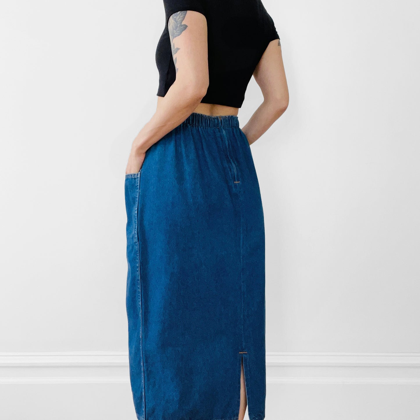 1980s - 1990s Pleated High-Waisted Midi-Length Dark-Wash Denim Jean Skirt