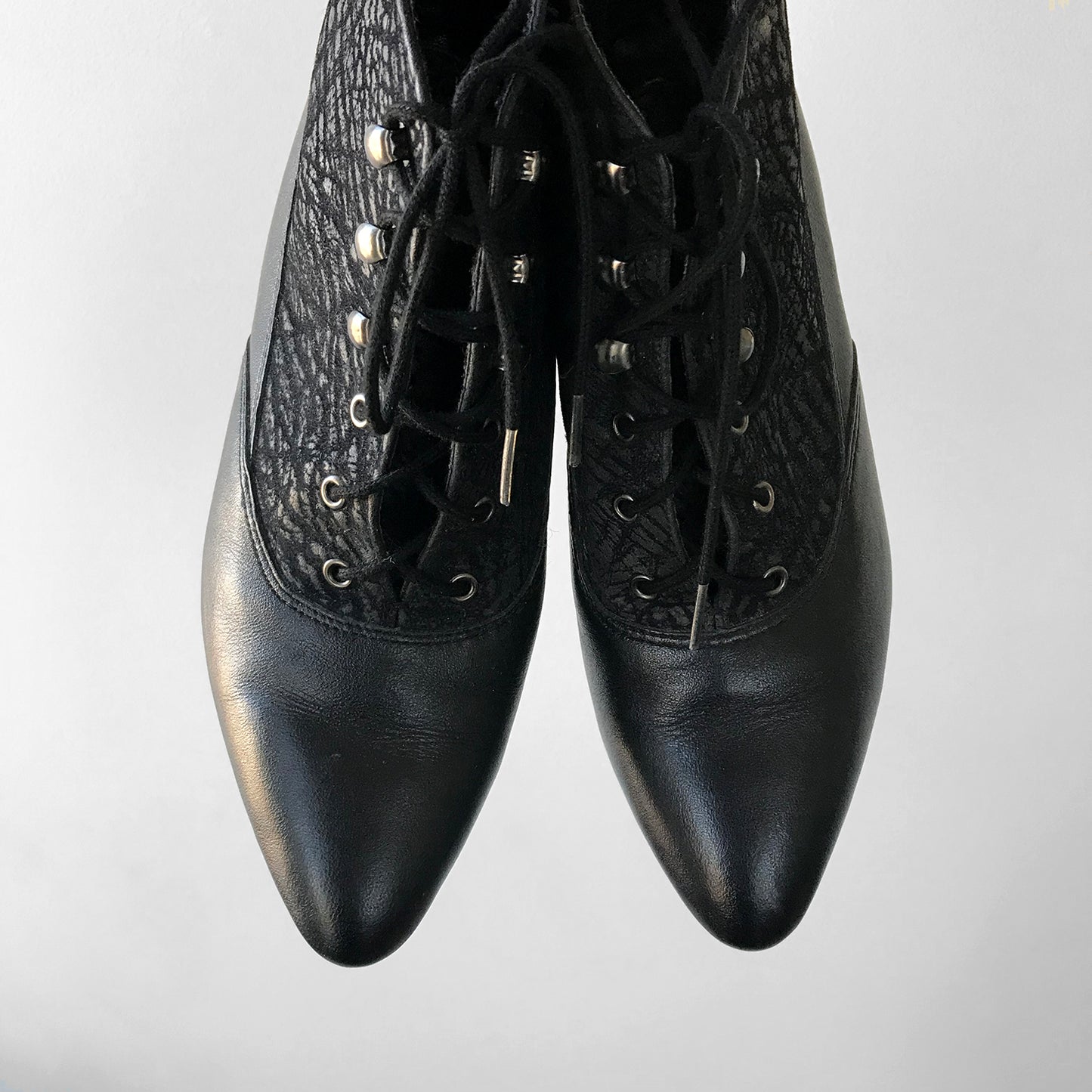 1980s Black Leather Low-Heeled Lace-Up Pointed-Toe Ankle Bootie