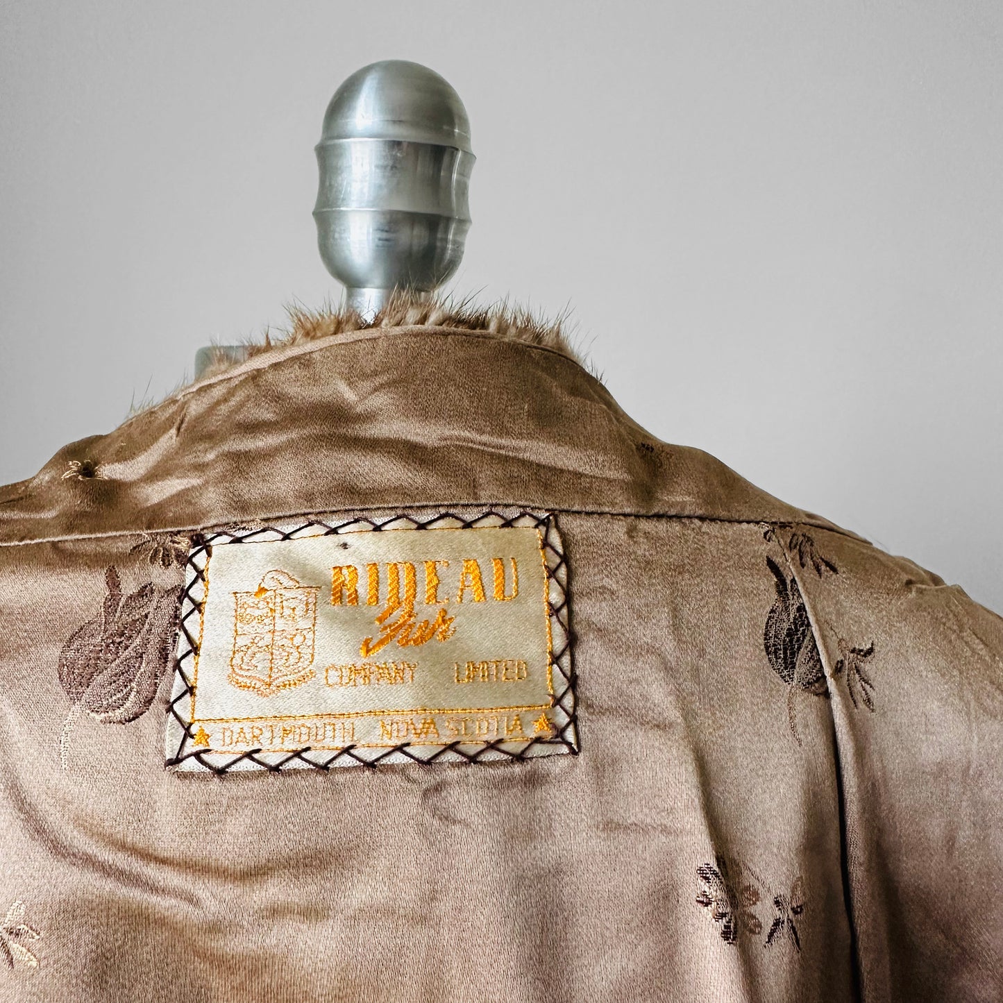 1950s Rideau Dartmouth Nova Scotia Furriers Beige Collared Fur Stole