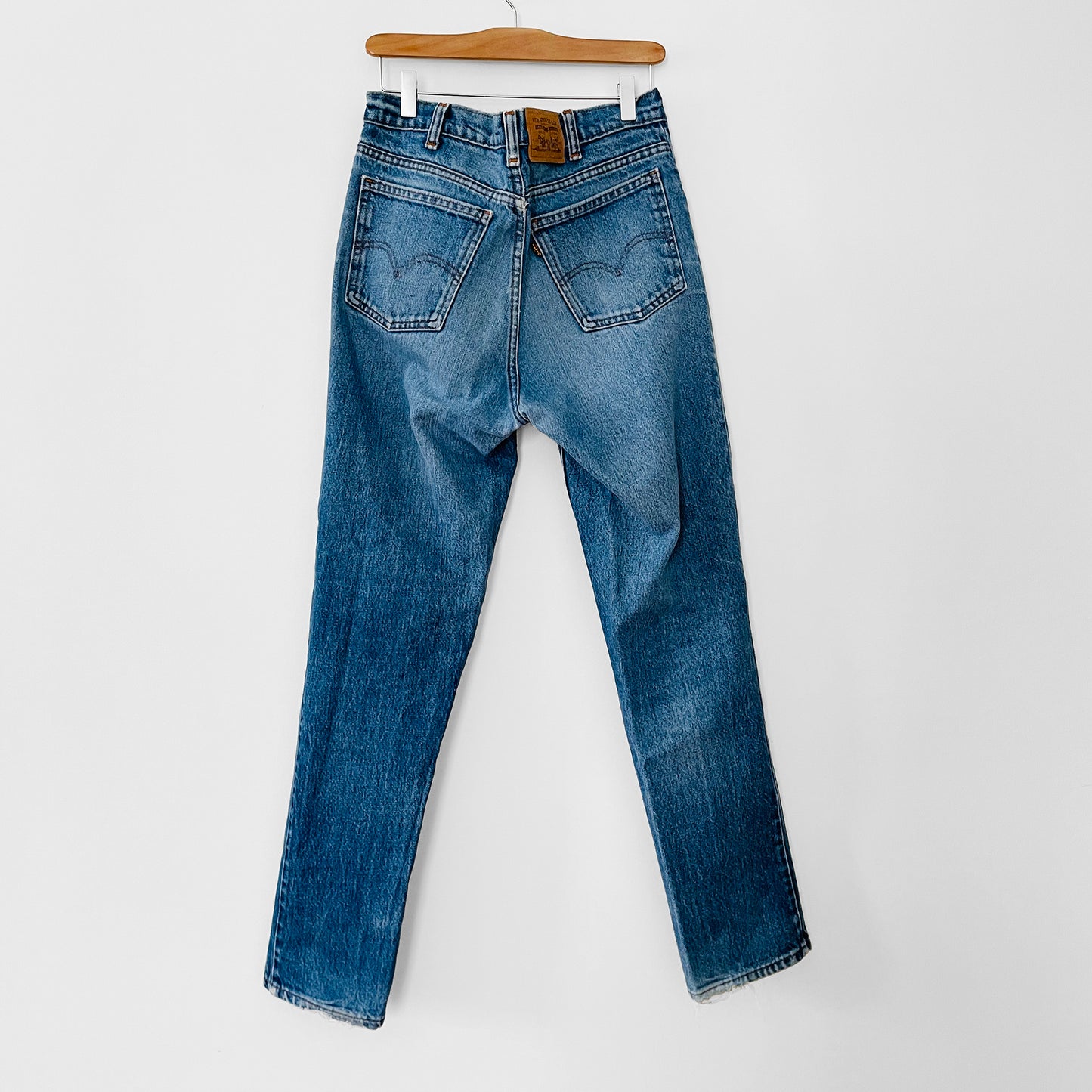 1980s Rare Made in Canada Medium-Wash Distressed Well-Worn Dark-Red Tab Levis Denim Jeans - Waist 32