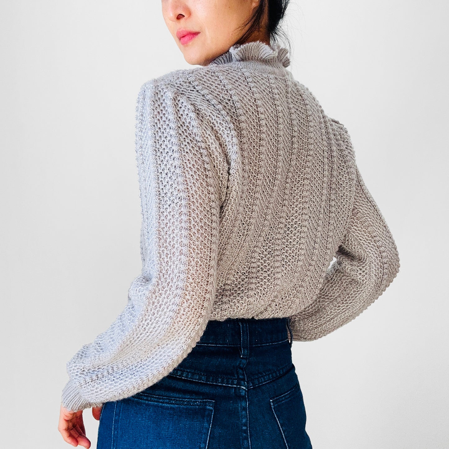 1970s Grey Lightweight Ruffle-Neck Fitted Long Sleeve Knit Sweater