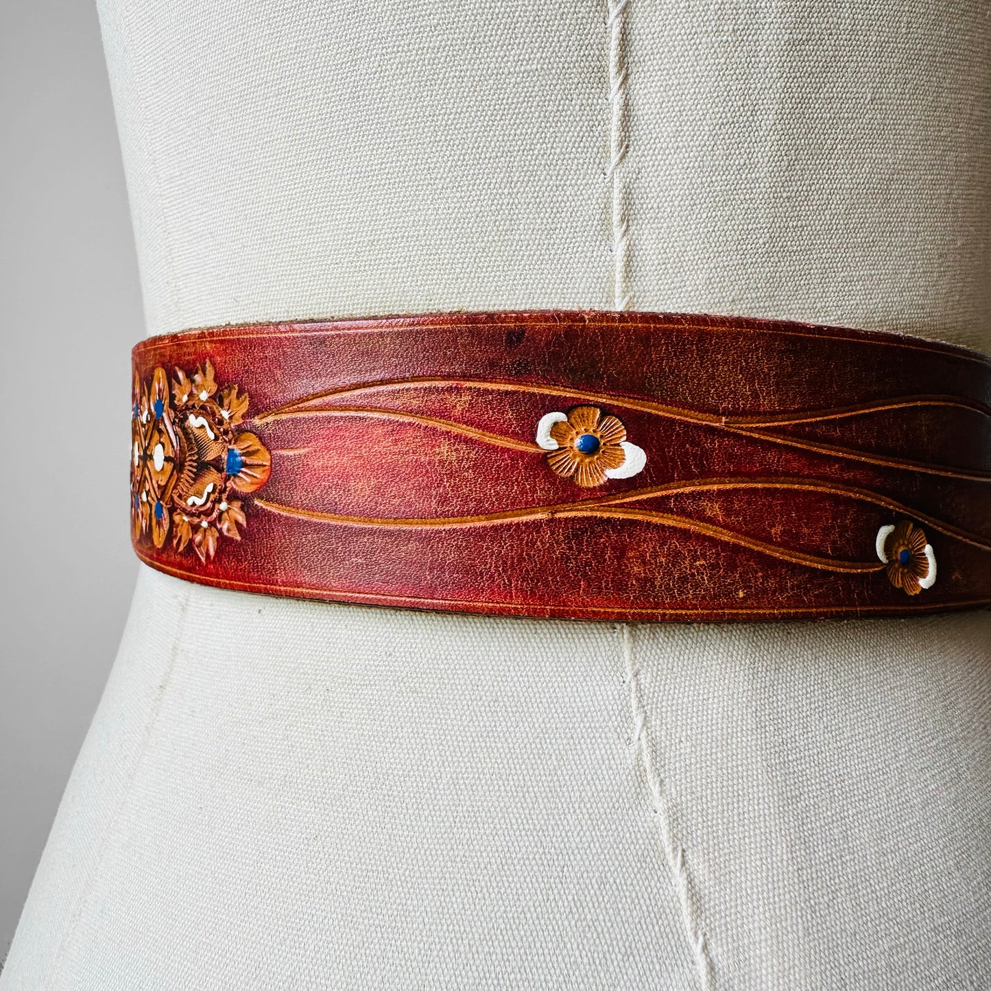 1970s - 1980s Brown Tooled Leather Floral Belt - Sz. 27.5-33 inch