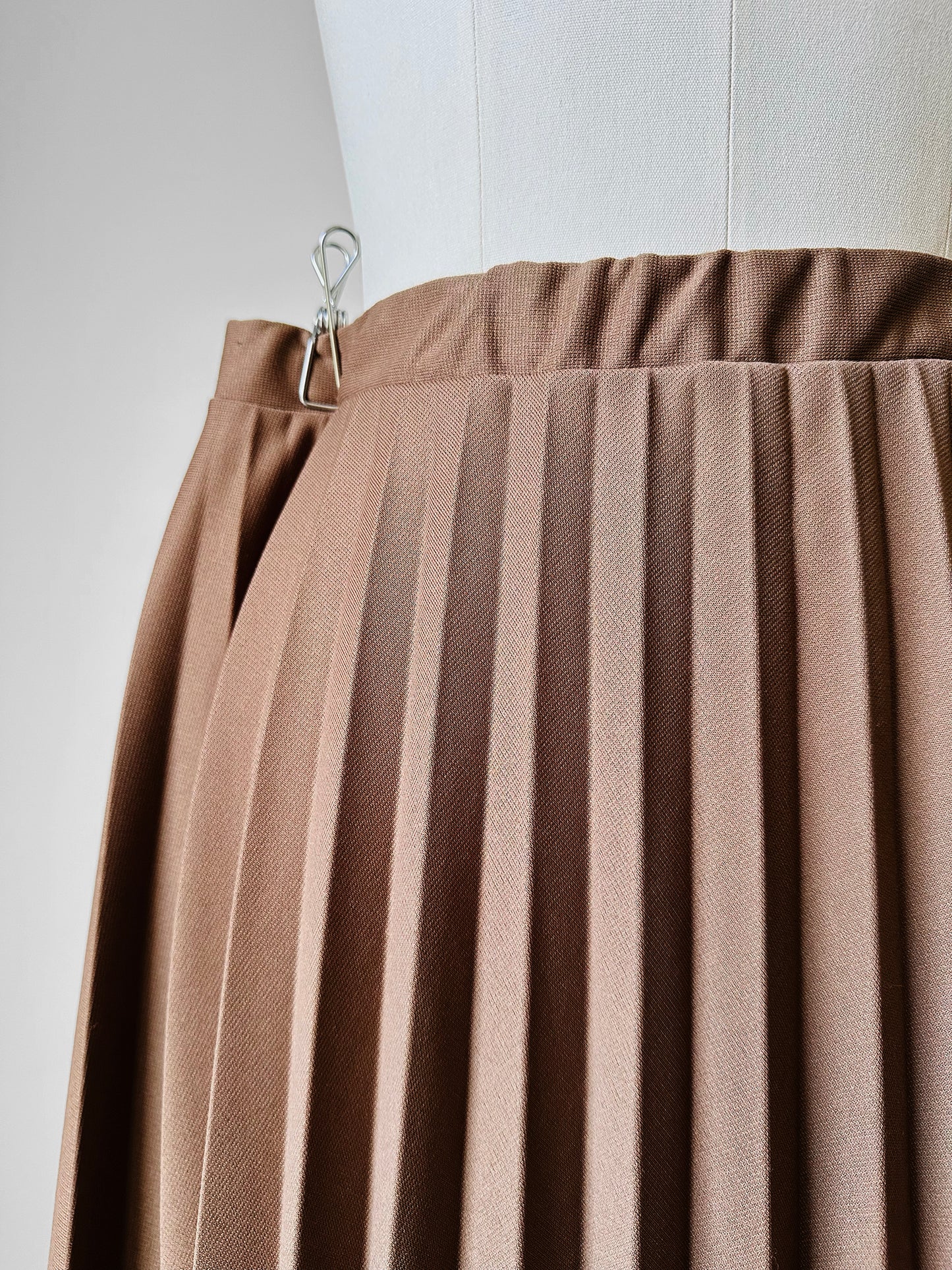 1970s Tan Elastic Waist Pleated Skirt - Sz. M/L