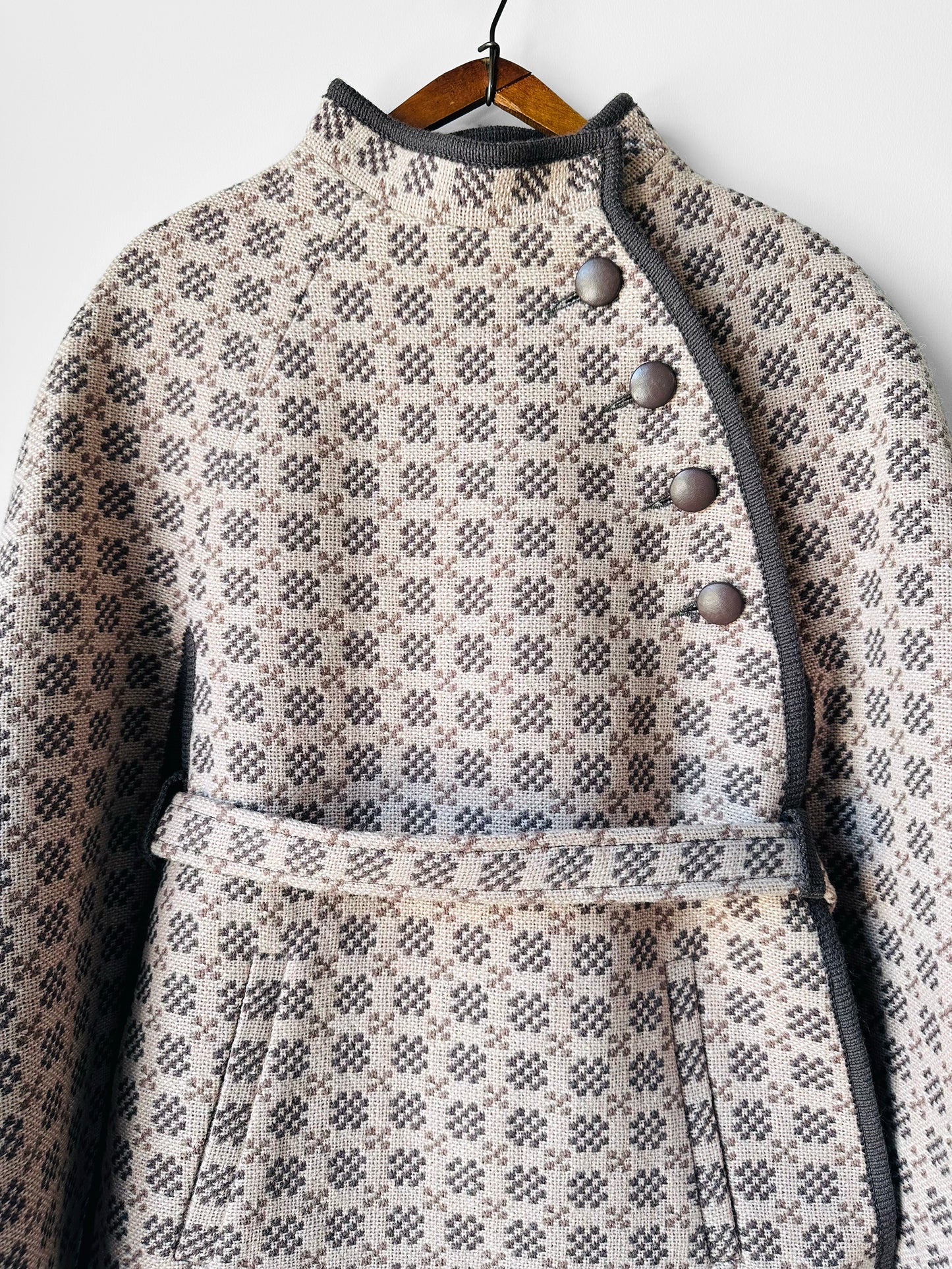 1960s - 1970s Soft Taupe Trefriw Woollen Mills Welsh Deadstock Patterned Cape Coat