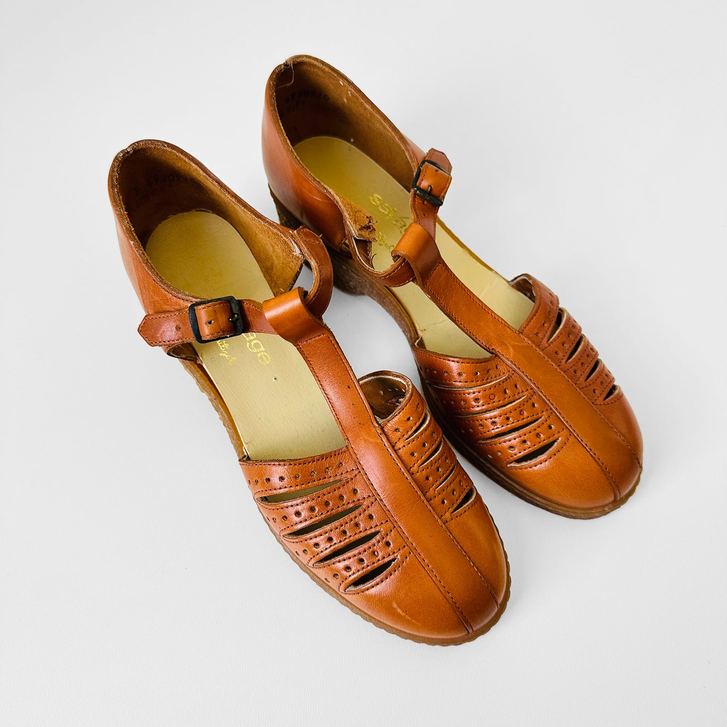 1970s Structured Tobacco Brown Leather Rubber Soled T-Strap Mary Jane Sandals Shoes - Sz. 7