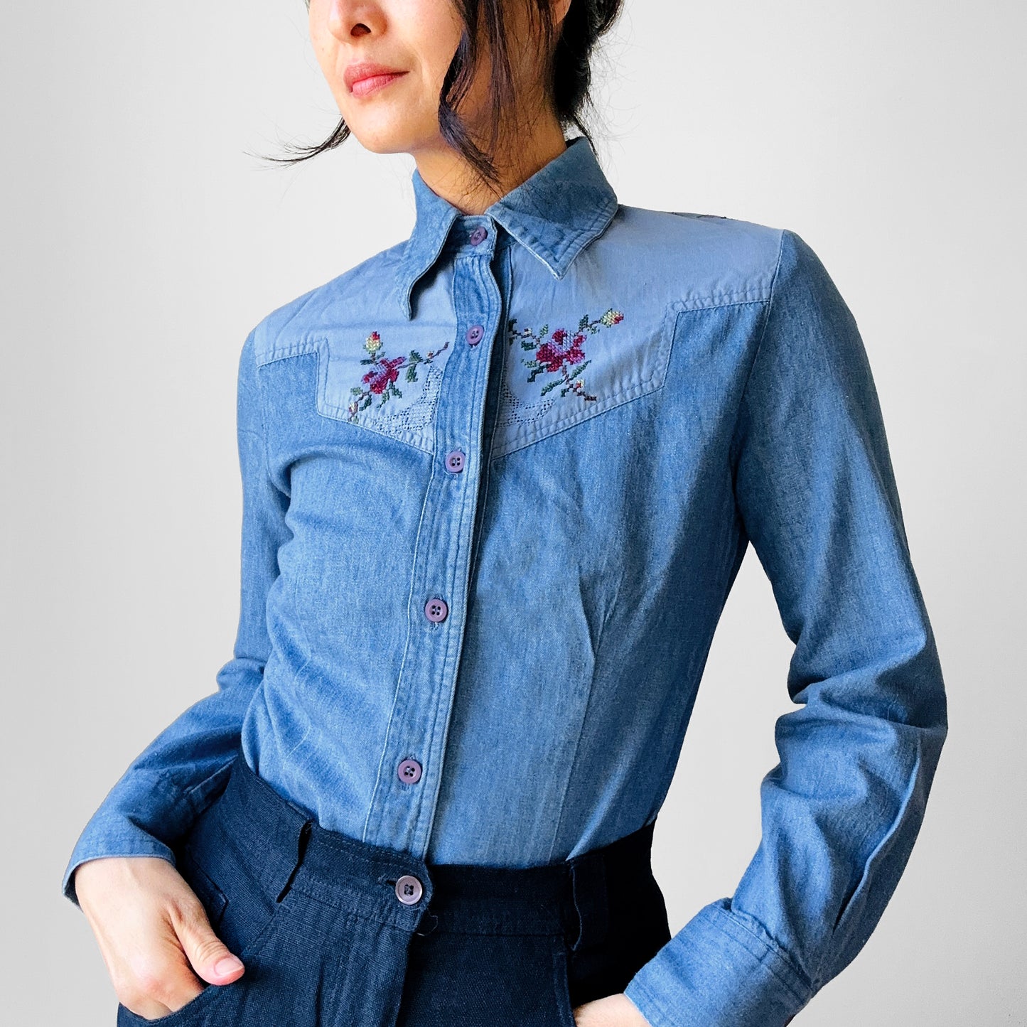 1990s - 2000s Floral Cross Stitch Button-Front Chambray Jean Denim Shirt - Sz. XS