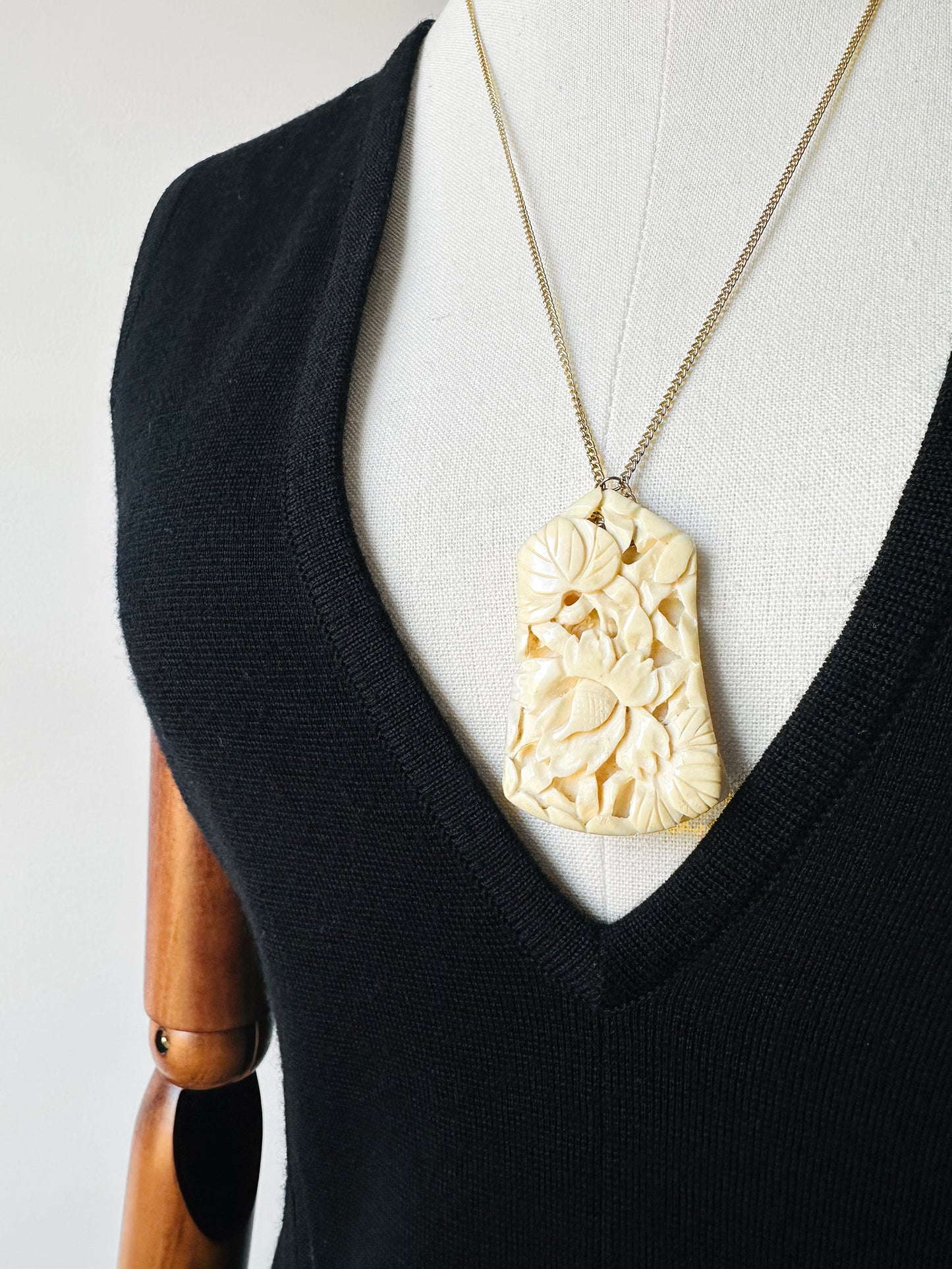 1960s Mid-Century Carved Celluloid Floral Motif Gold-tone Chain Pendant Necklace