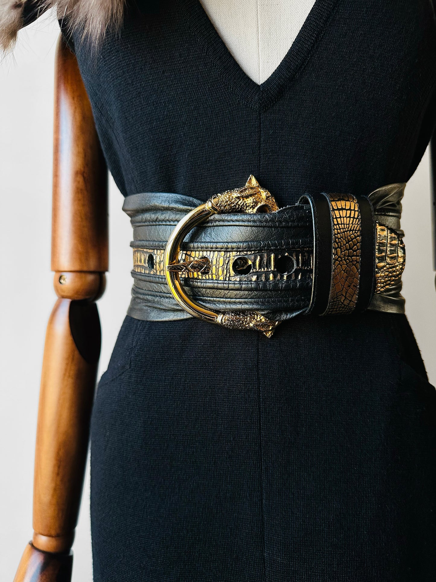 1970s - 1980s Wide Black and Gold Leather Cat Head Belt  - Sz. M/L