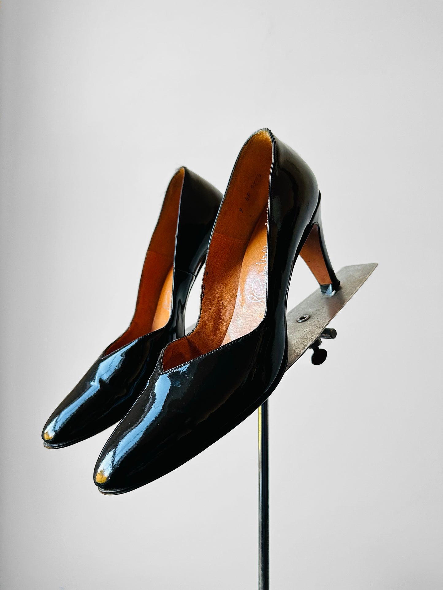 Mid to Late 20th Century Thomas Wallace Black Patent Leather Pump - Sz. 8.5-9