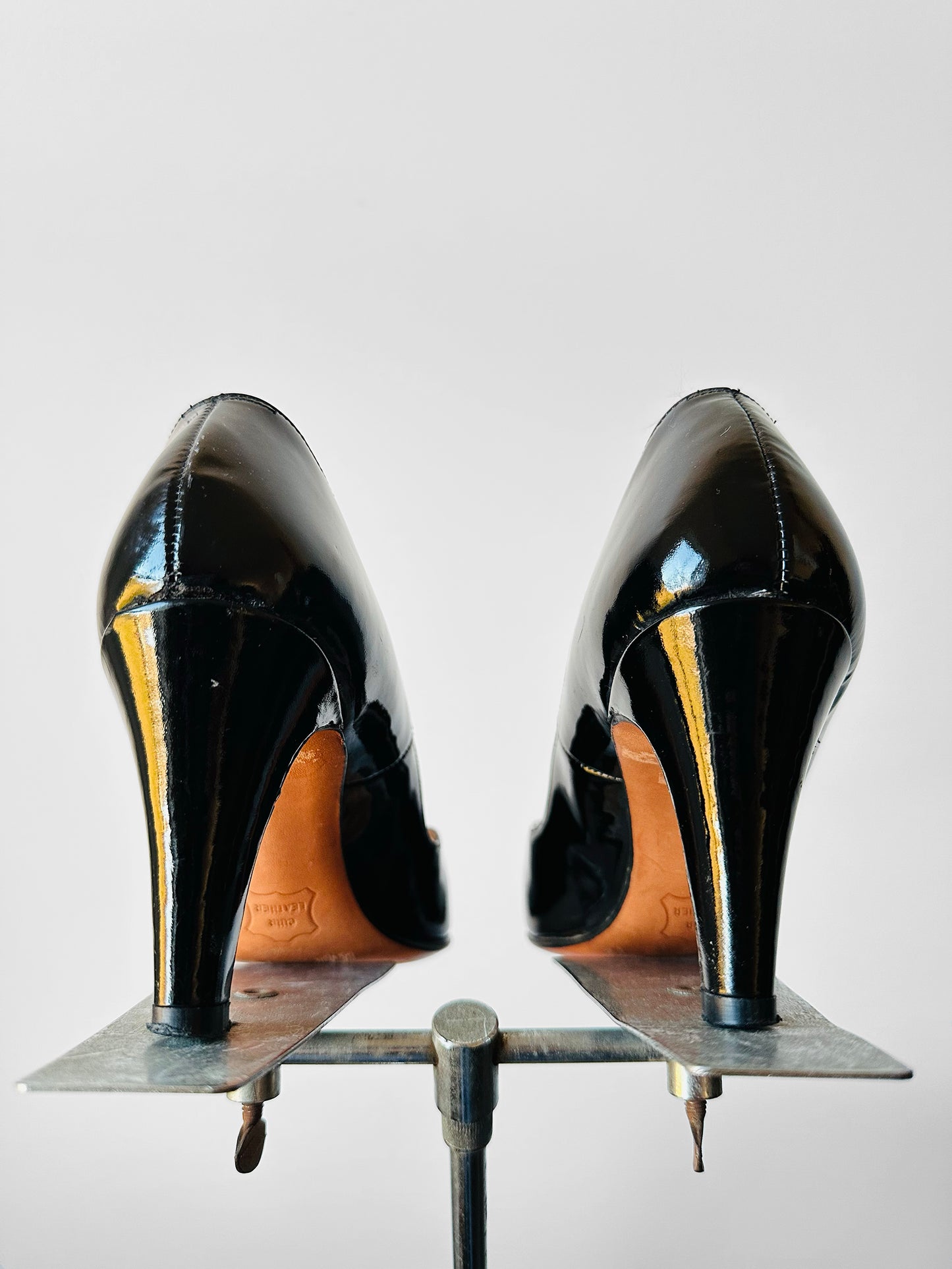 Mid to Late 20th Century Thomas Wallace Black Patent Leather Pump - Sz. 8.5-9