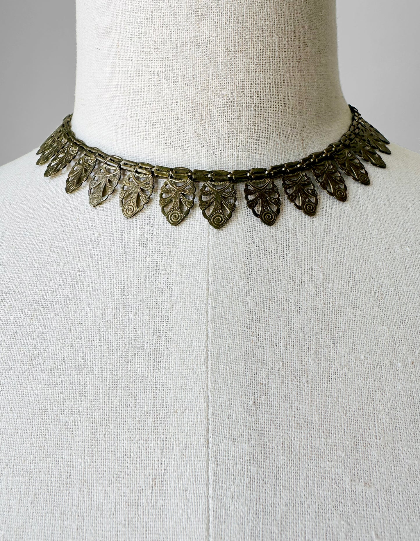 1920s Antiqued Gold Leaf Motif Tarnished Link Necklace