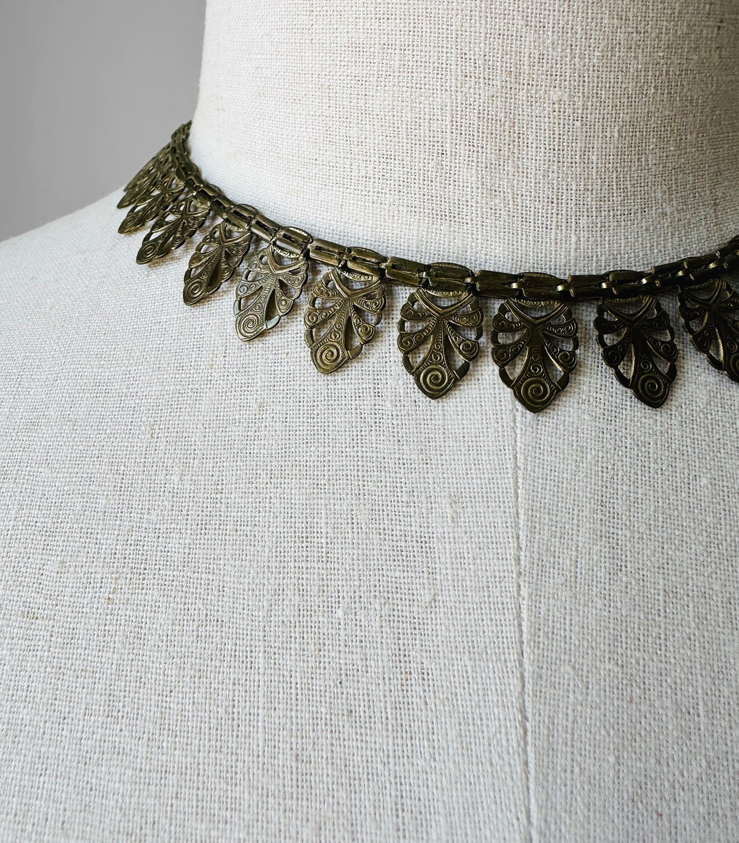 1920s Antiqued Gold Leaf Motif Tarnished Link Necklace