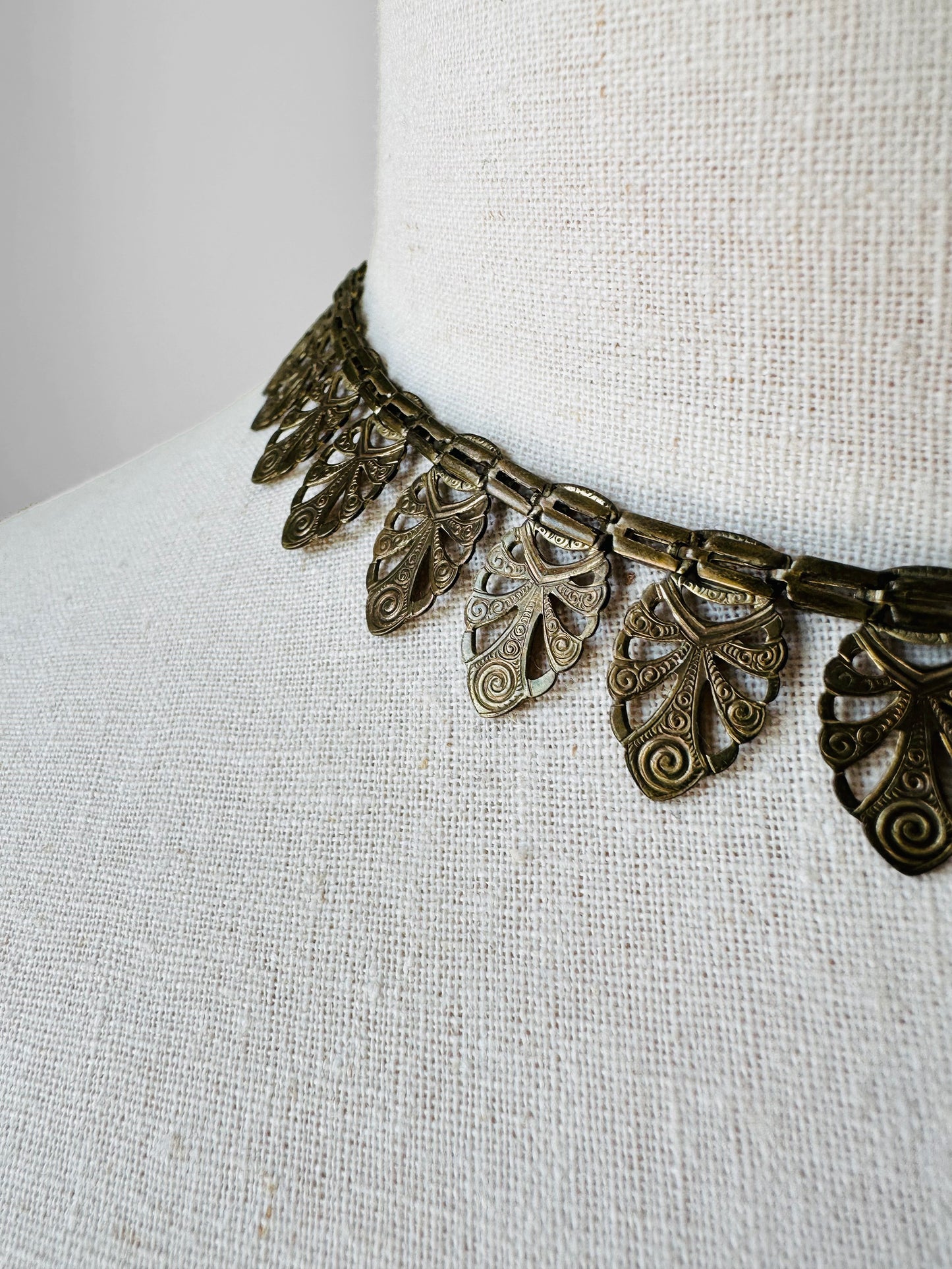 1920s Antiqued Gold Leaf Motif Tarnished Link Necklace