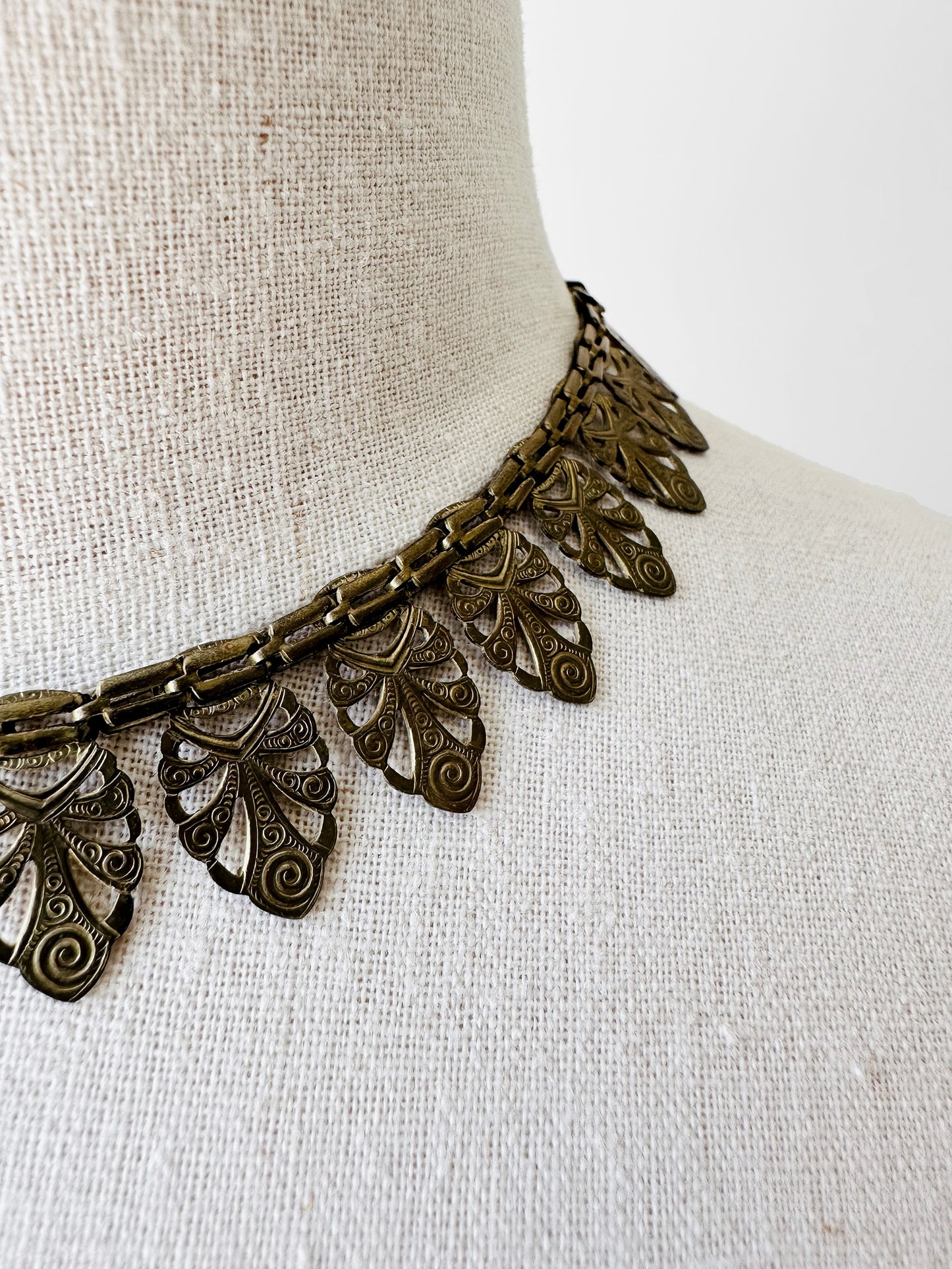 1920s Antiqued Gold Leaf Motif Tarnished Link Necklace