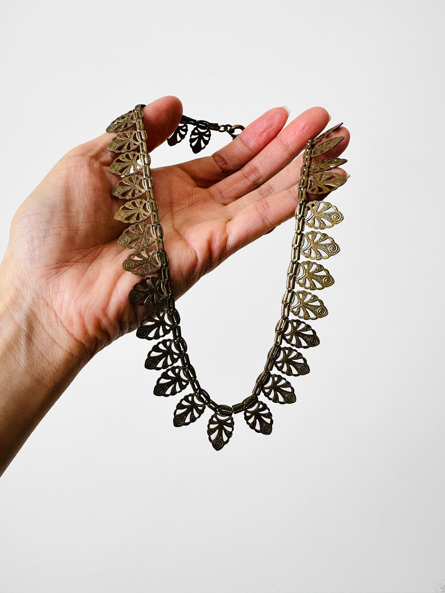 1920s Antiqued Gold Leaf Motif Tarnished Link Necklace