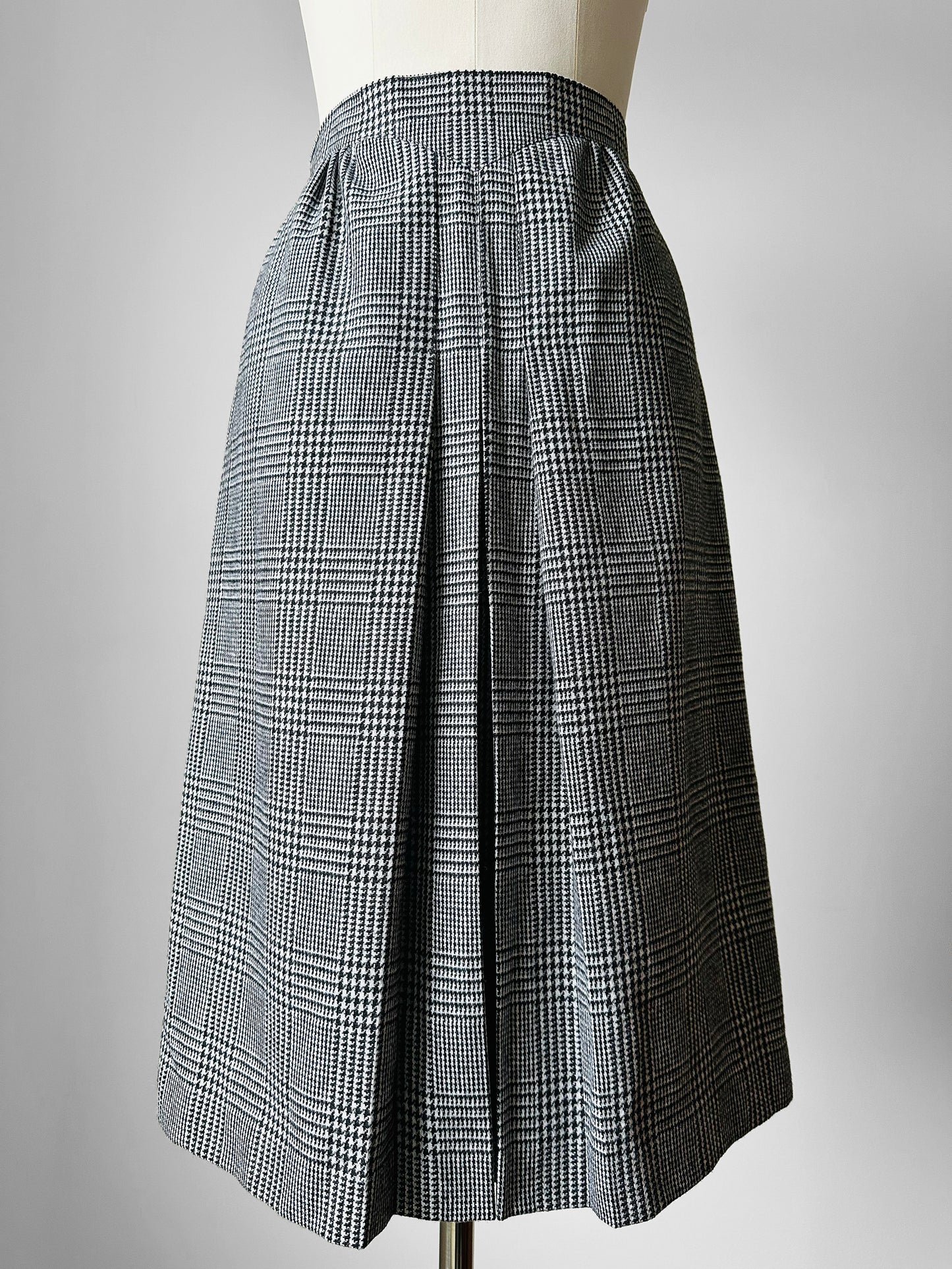 1980s Black and White Houndstooth A-line Inverted Pleat Skirt - Sz. Sm