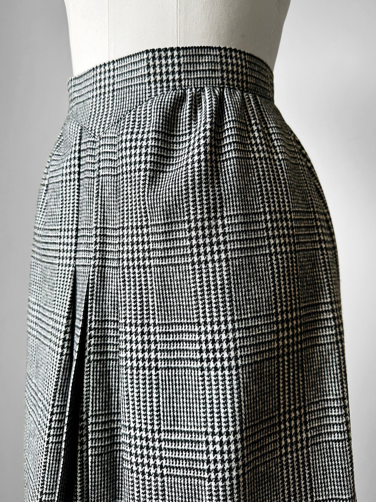 1980s Black and White Houndstooth A-line Inverted Pleat Skirt - Sz. Sm