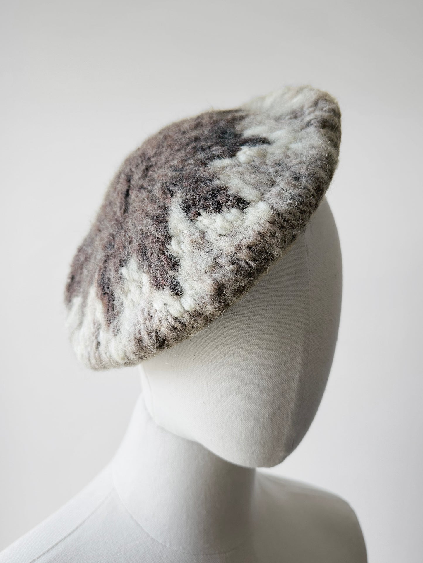 1970s Off-White Grey and Taupe Starburst Wool Knit Beret