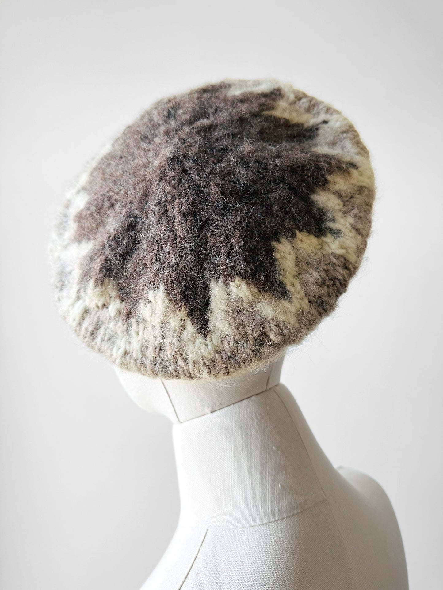 1970s Off-White Grey and Taupe Starburst Wool Knit Beret