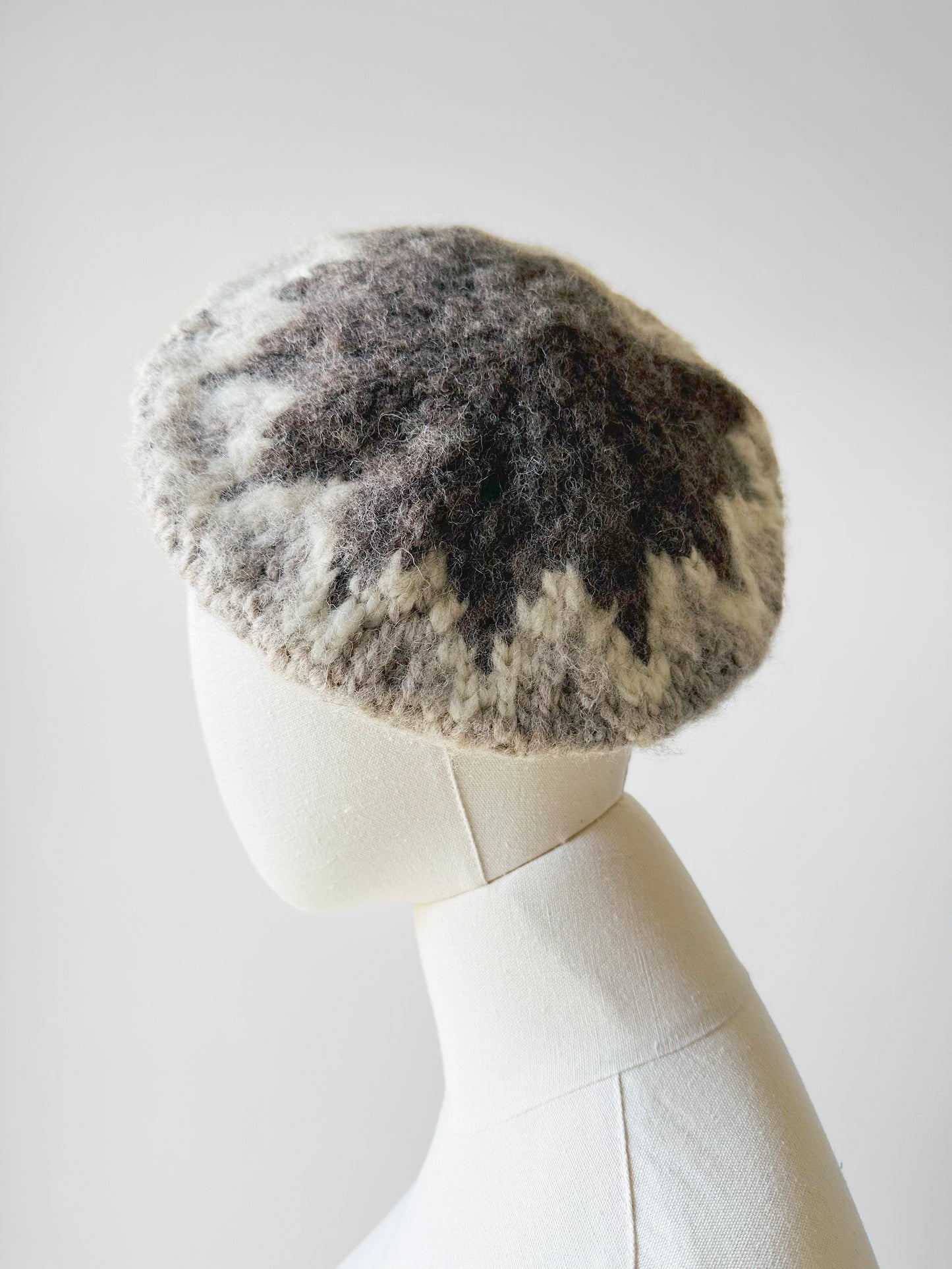1970s Off-White Grey and Taupe Starburst Wool Knit Beret