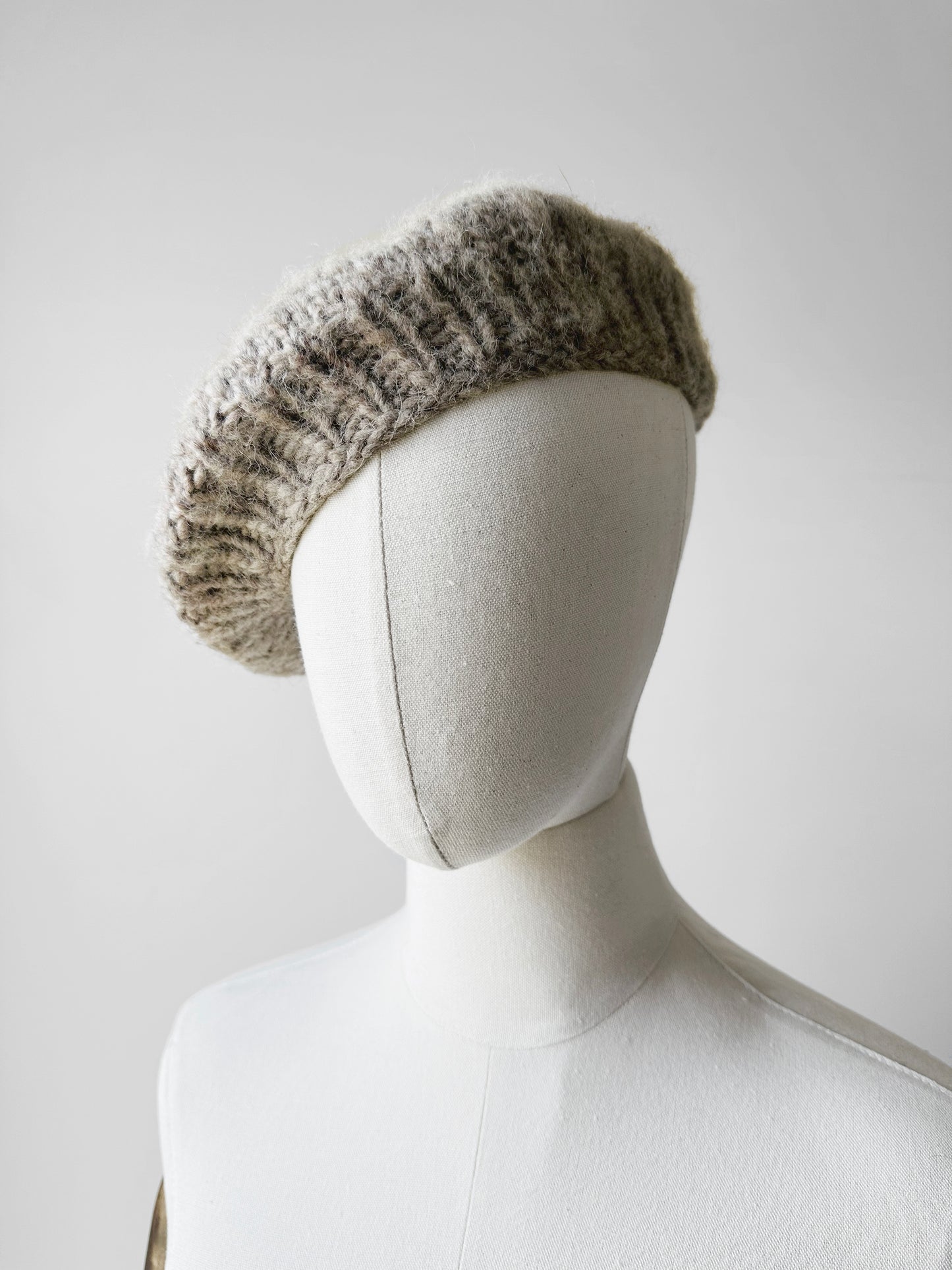 1970s Off-White Grey and Taupe Starburst Wool Knit Beret