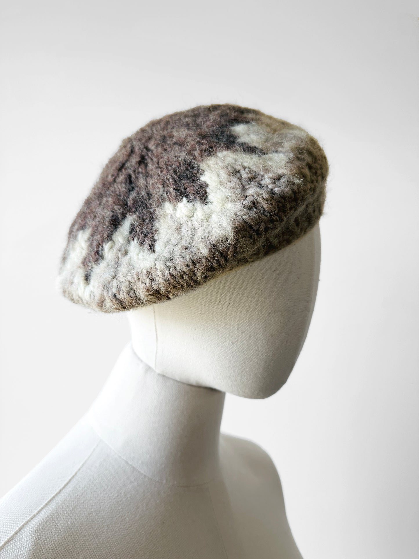 1970s Off-White Grey and Taupe Starburst Wool Knit Beret