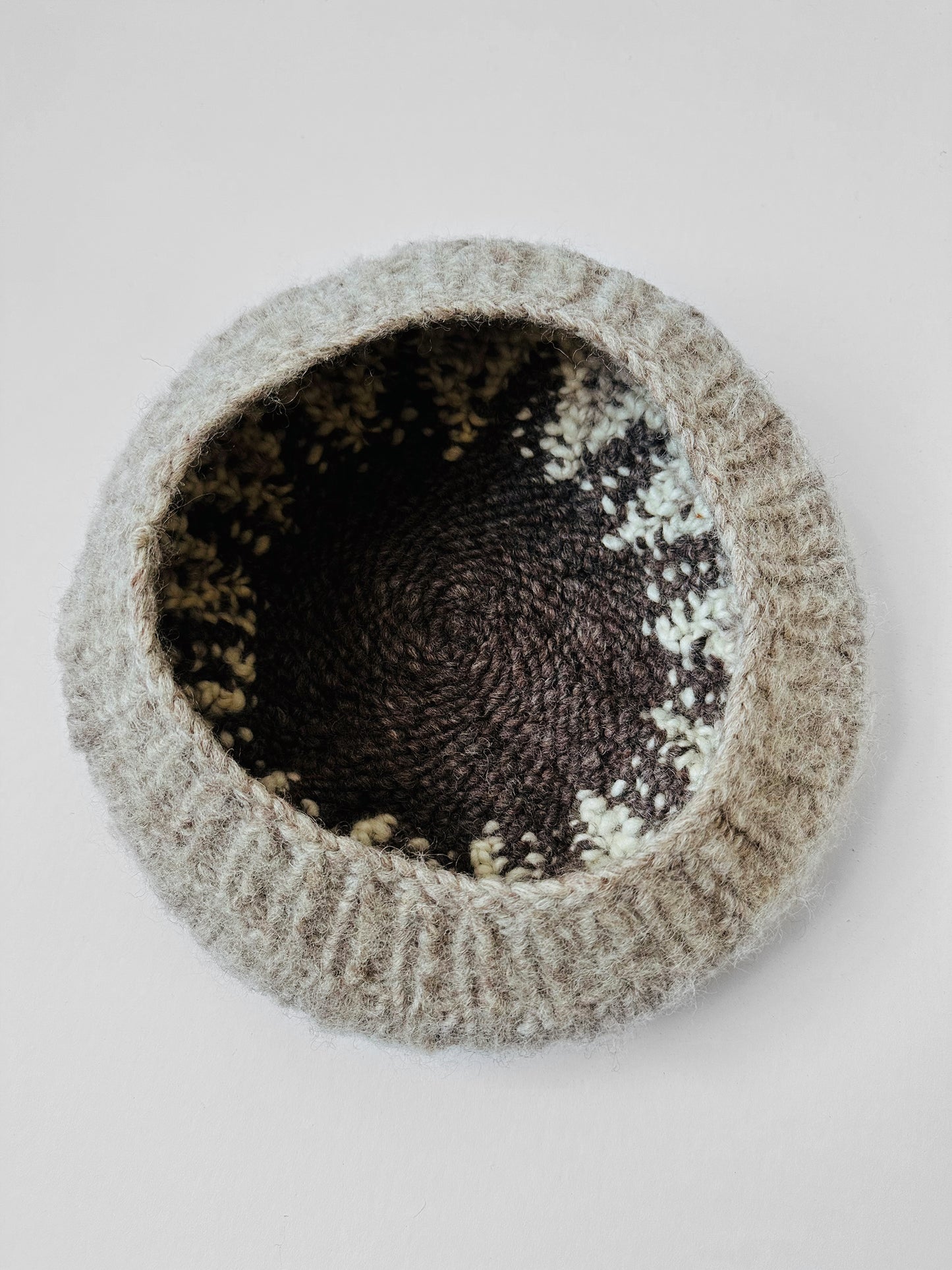 1970s Off-White Grey and Taupe Starburst Wool Knit Beret