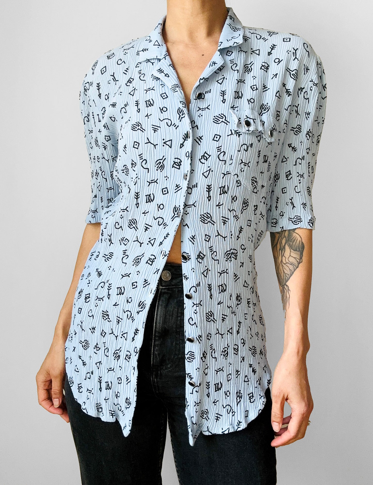 1980s Made in the USA Blue Western Patterned Short-Sleeve Collared Button-Front Shirt - S/M/L