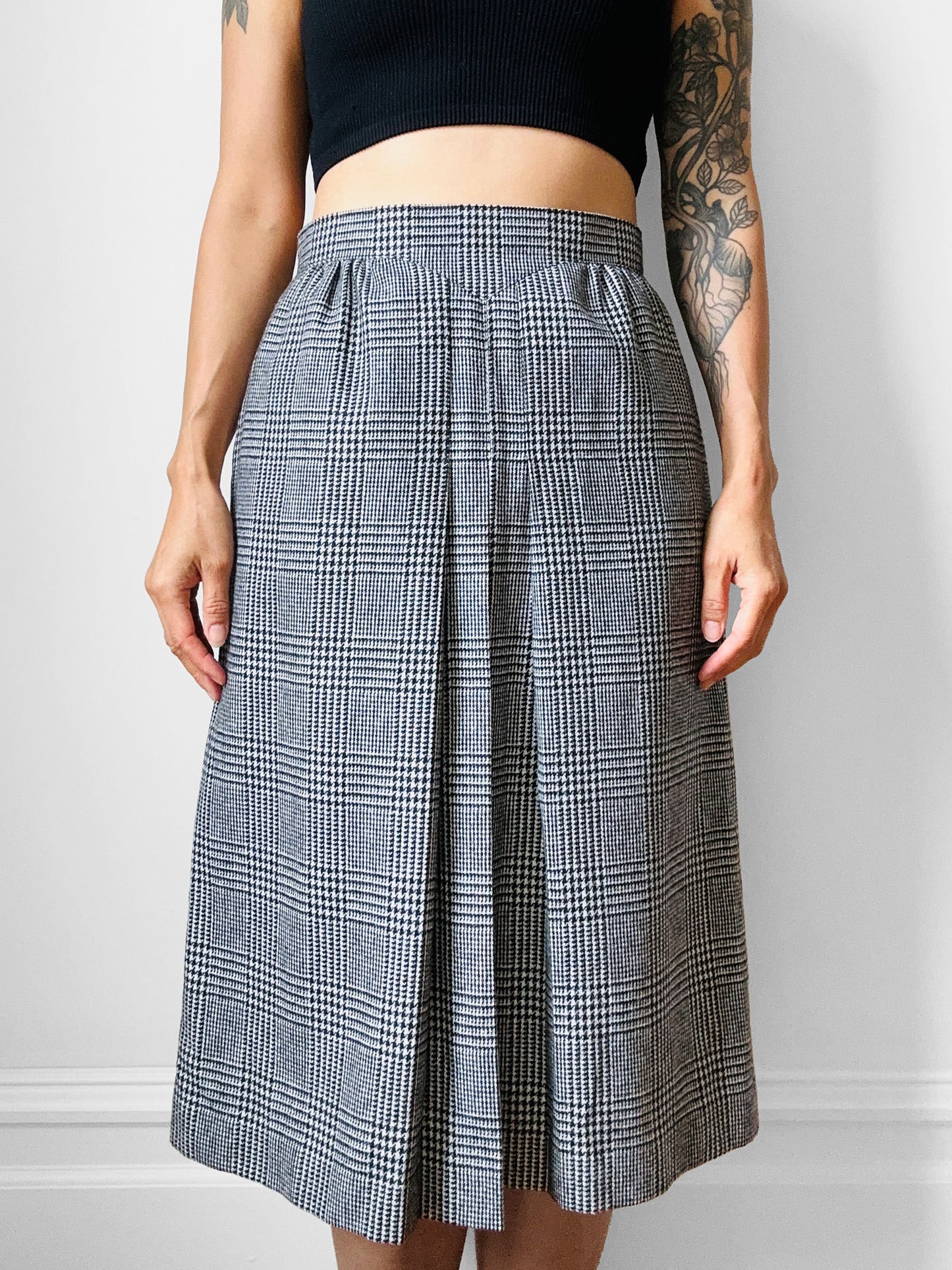 1980s Black and White Houndstooth A-line Inverted Pleat Skirt - Sz. Sm