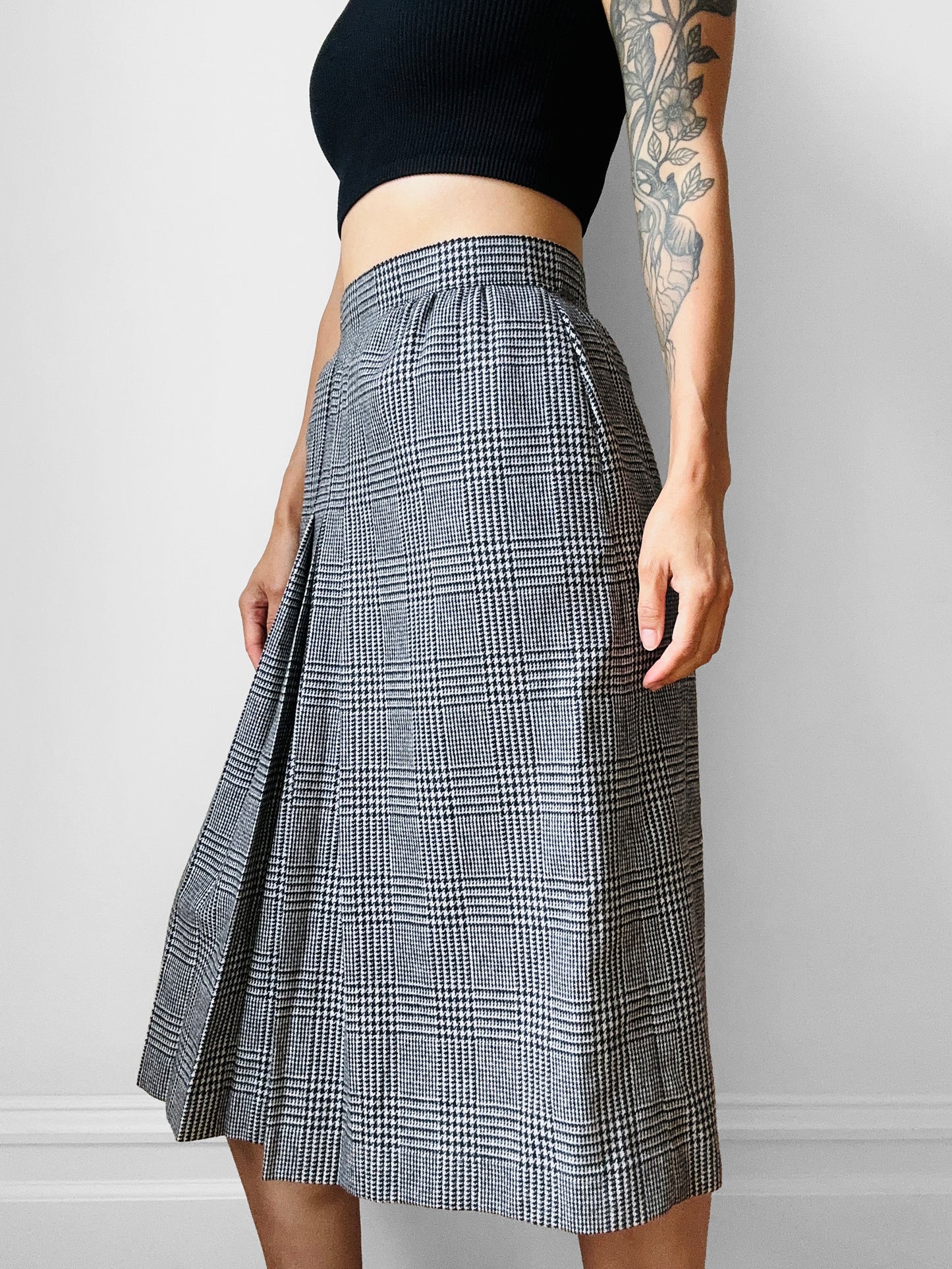 1980s Black and White Houndstooth A-line Inverted Pleat Skirt - Sz. Sm