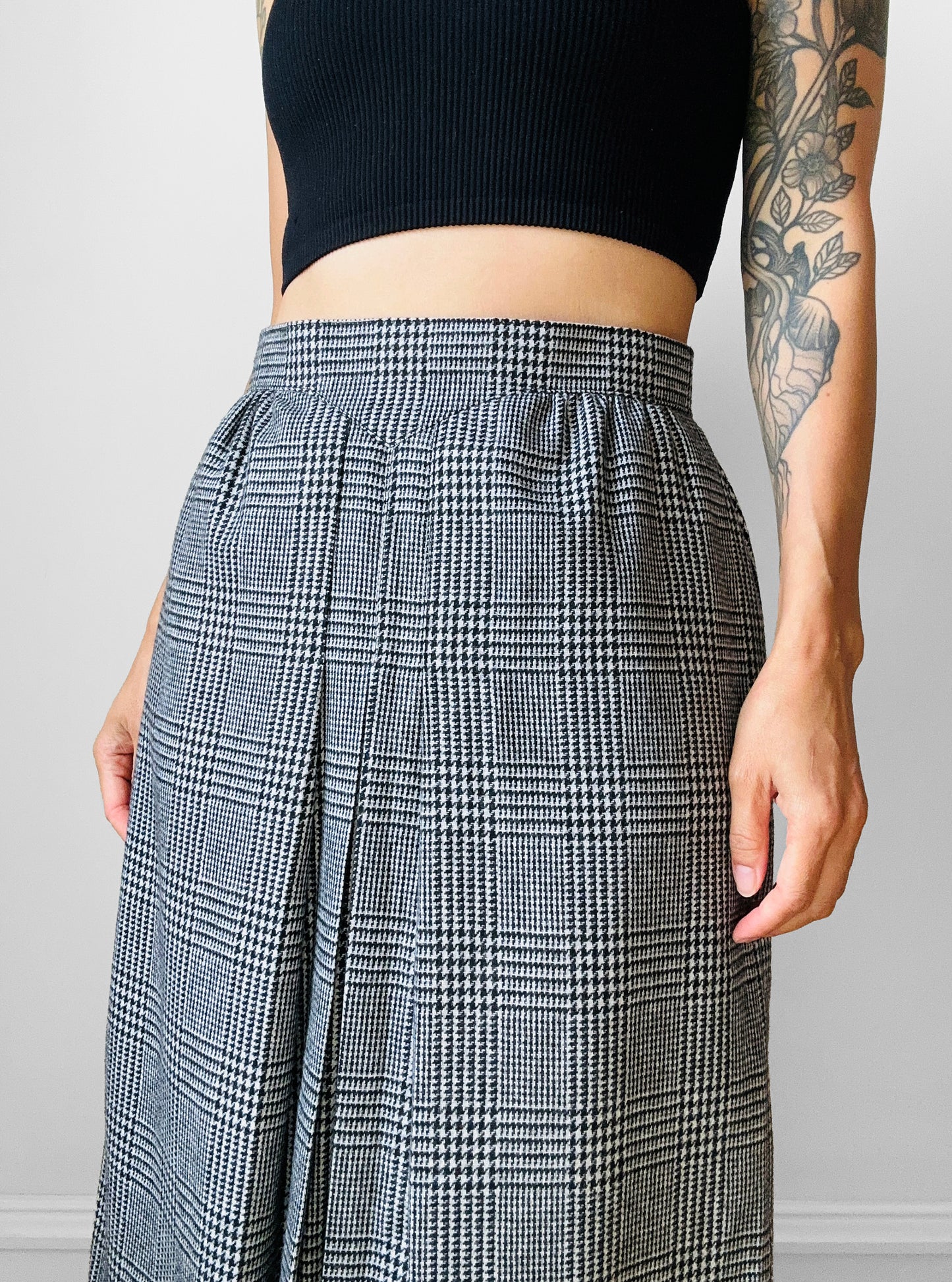 1980s Black and White Houndstooth A-line Inverted Pleat Skirt - Sz. Sm