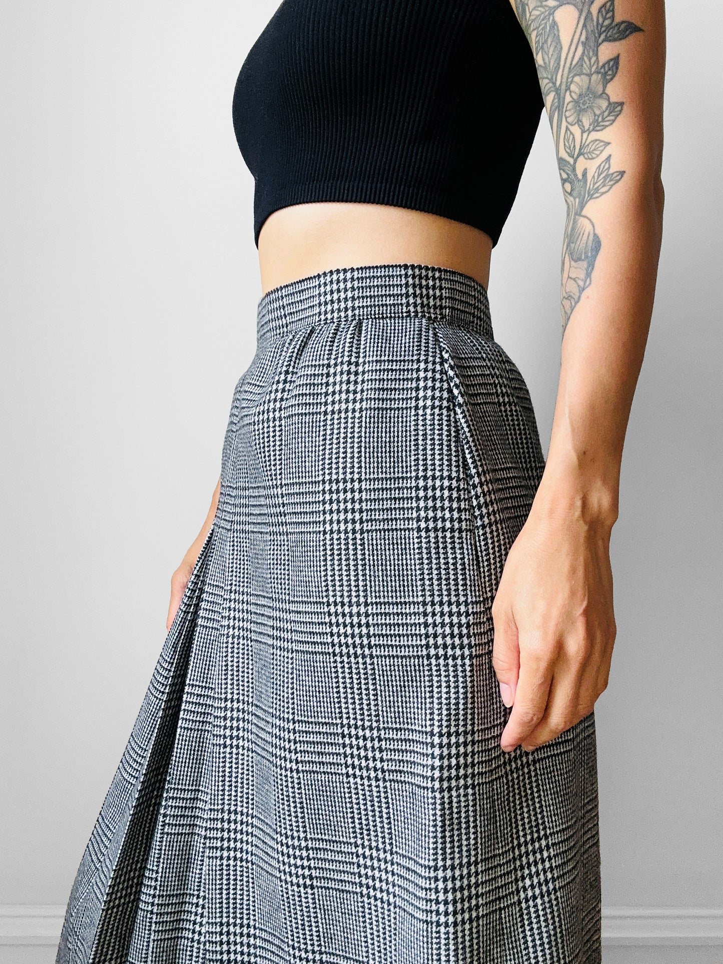 1980s Black and White Houndstooth A-line Inverted Pleat Skirt - Sz. Sm