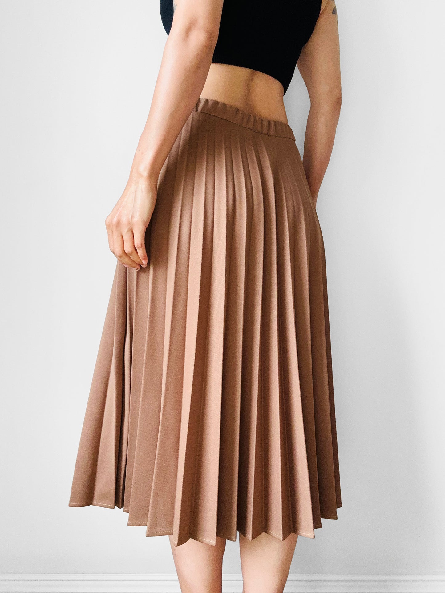 1970s Tan Elastic Waist Pleated Skirt - Sz. M/L