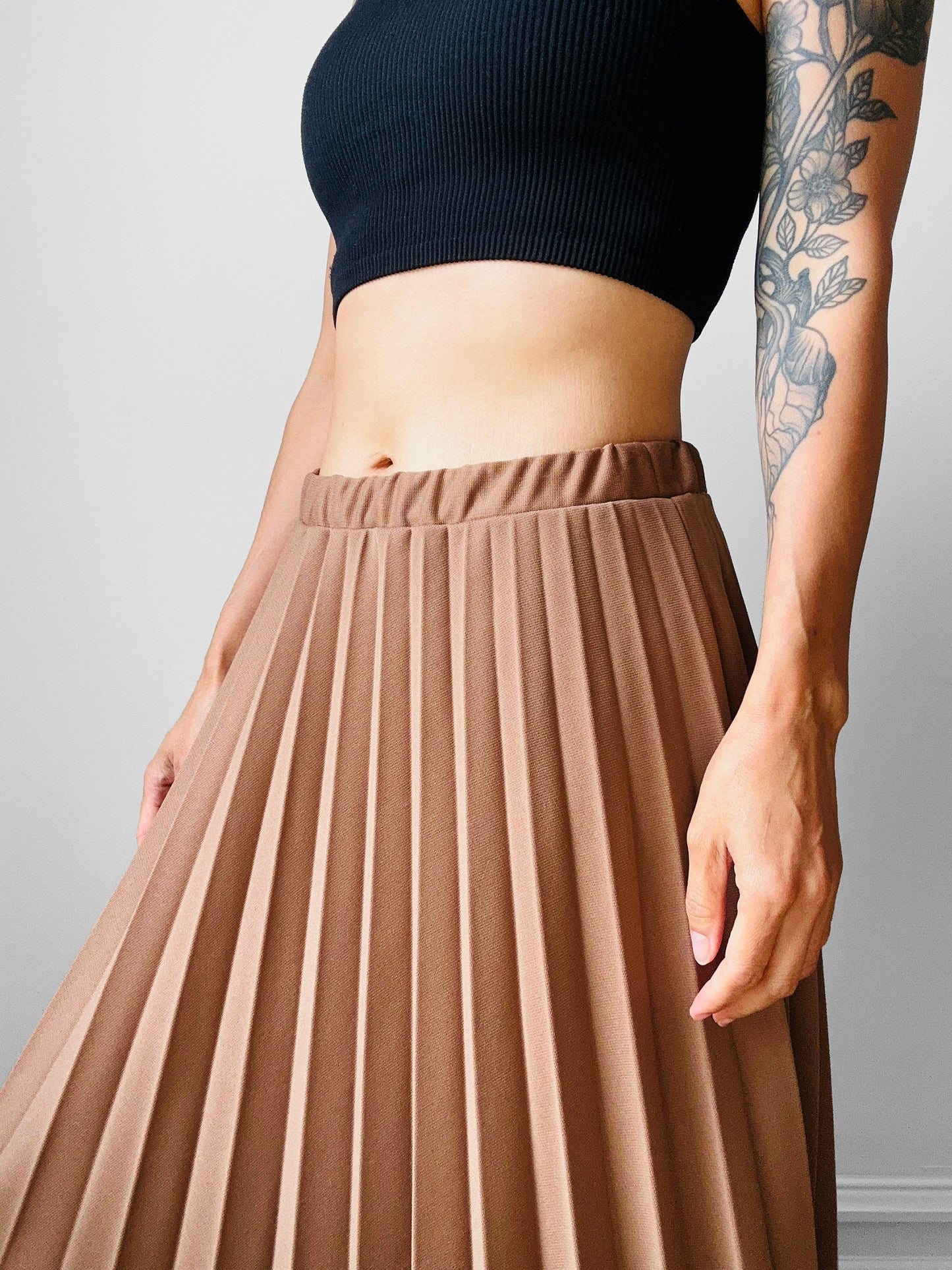 1970s Tan Elastic Waist Pleated Skirt - Sz. M/L