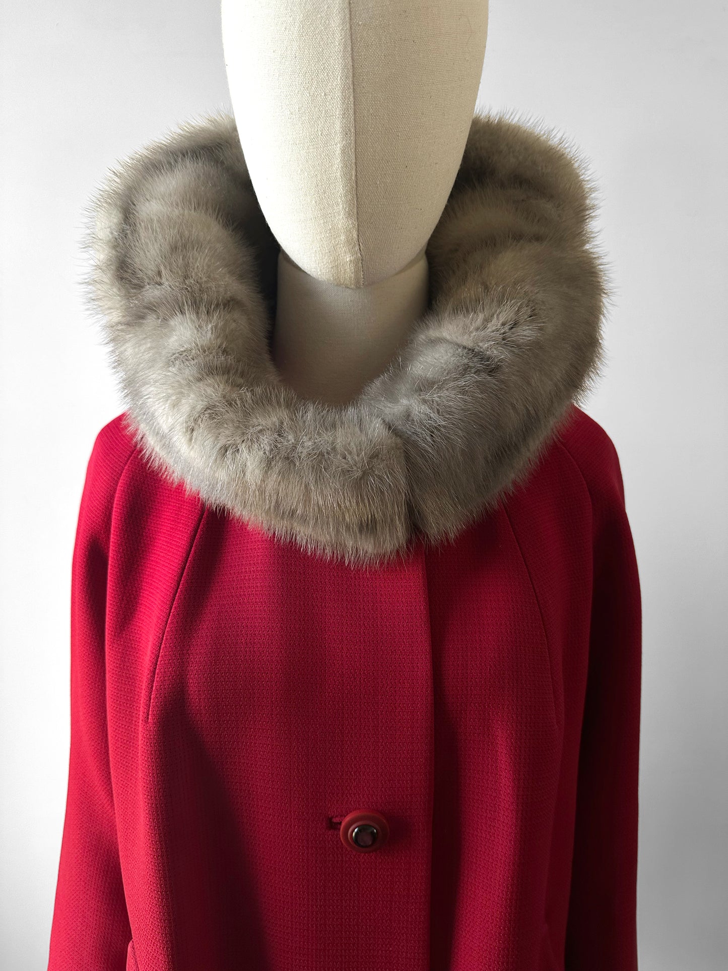 1950s Mid-Century Red Textured A-Line Wool Coat with Grey Fur Collar - Sz. S/M