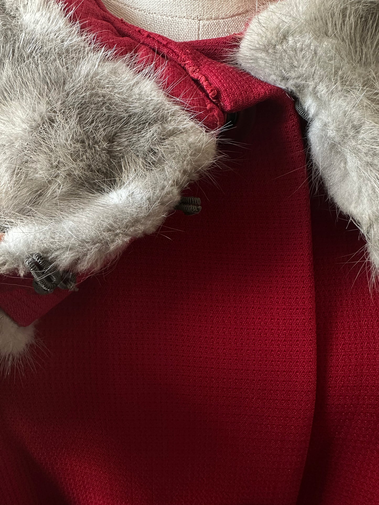 1950s Mid-Century Red Textured A-Line Wool Coat with Grey Fur Collar - Sz. S/M