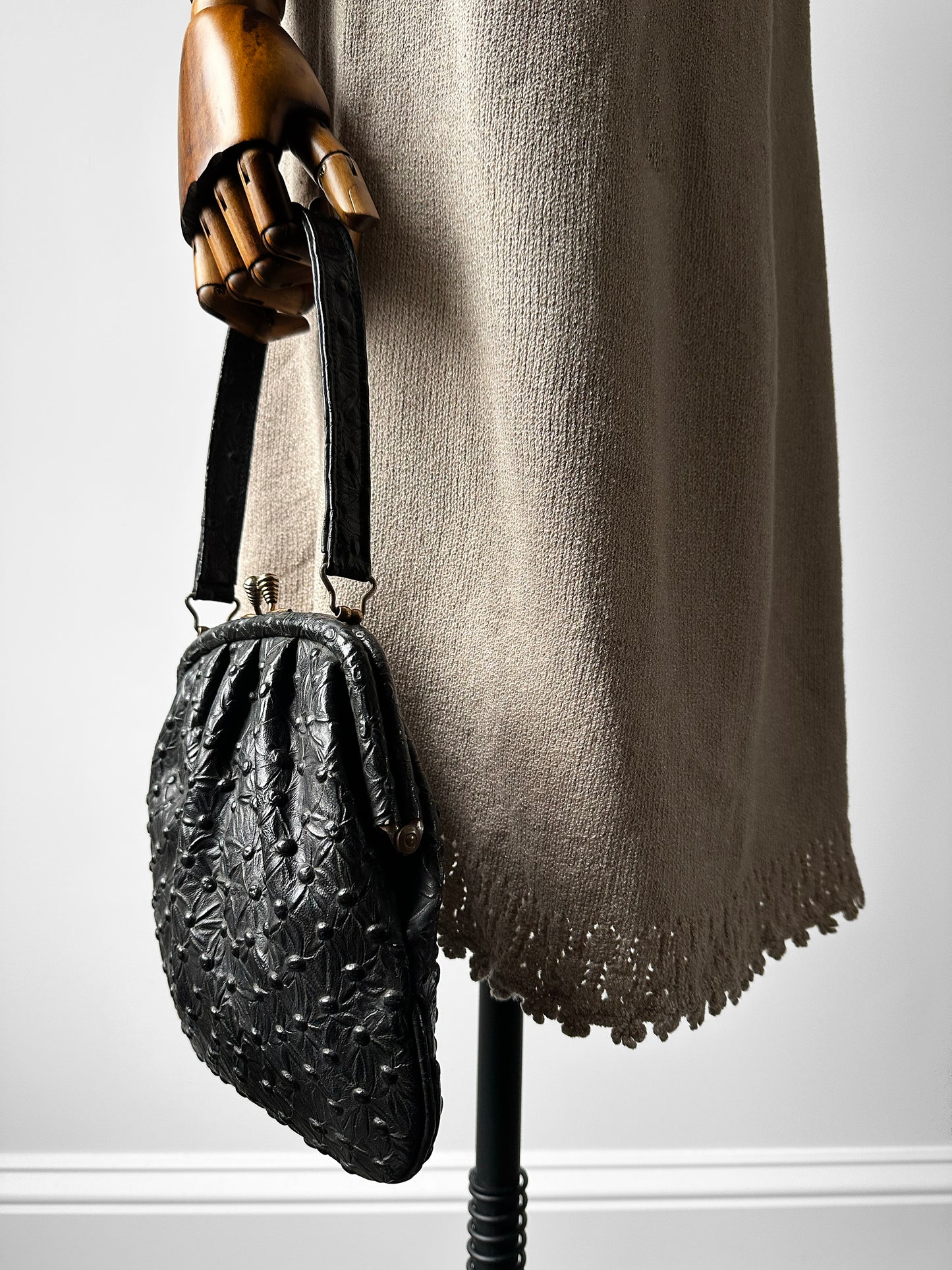 1950s Mid-Century Black Embossed Stippled Leather Kiss-Lock Handbag