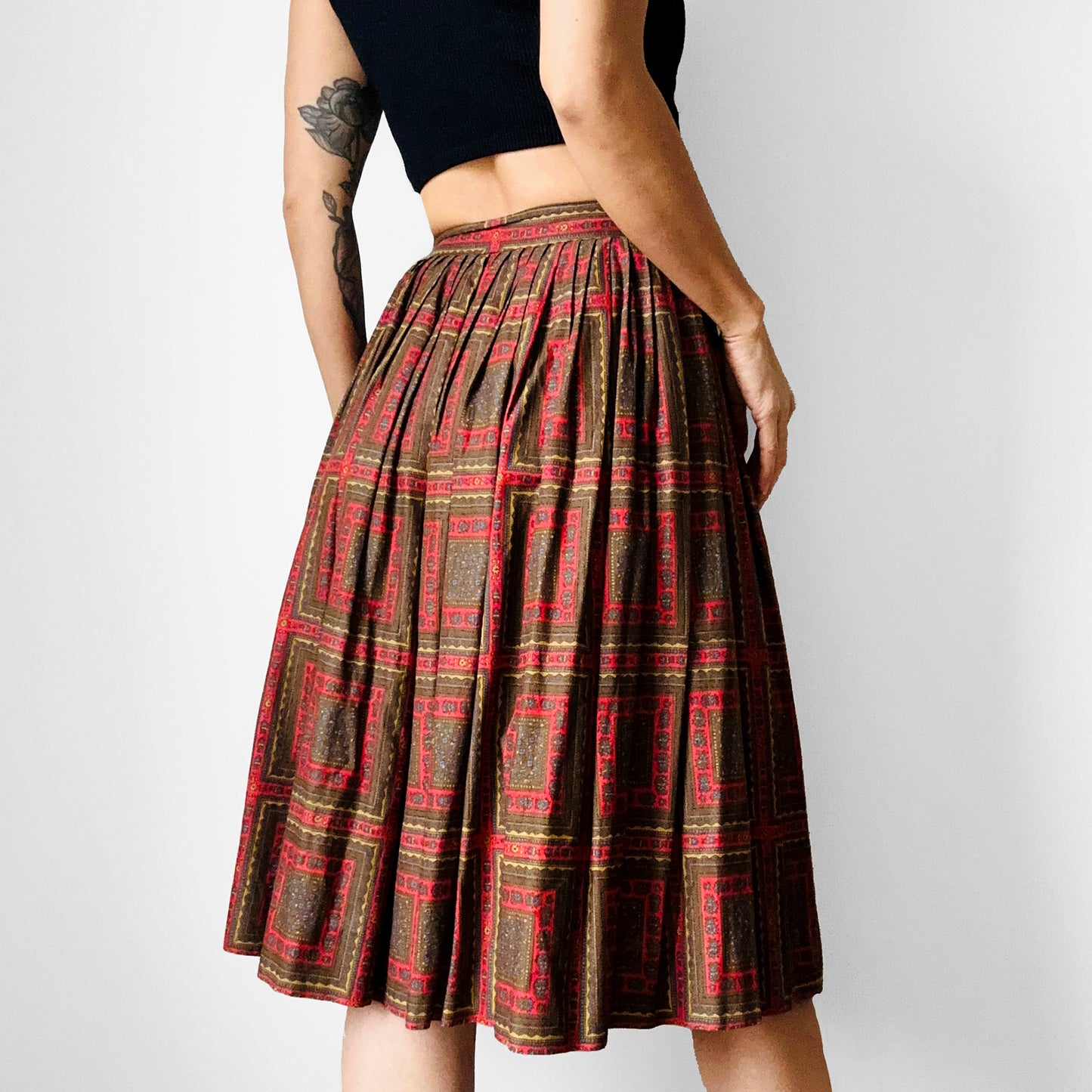 1960s Pleated Fit and Flare Red and Olive Spanish Tile Patterned Skirt - Sz. XS