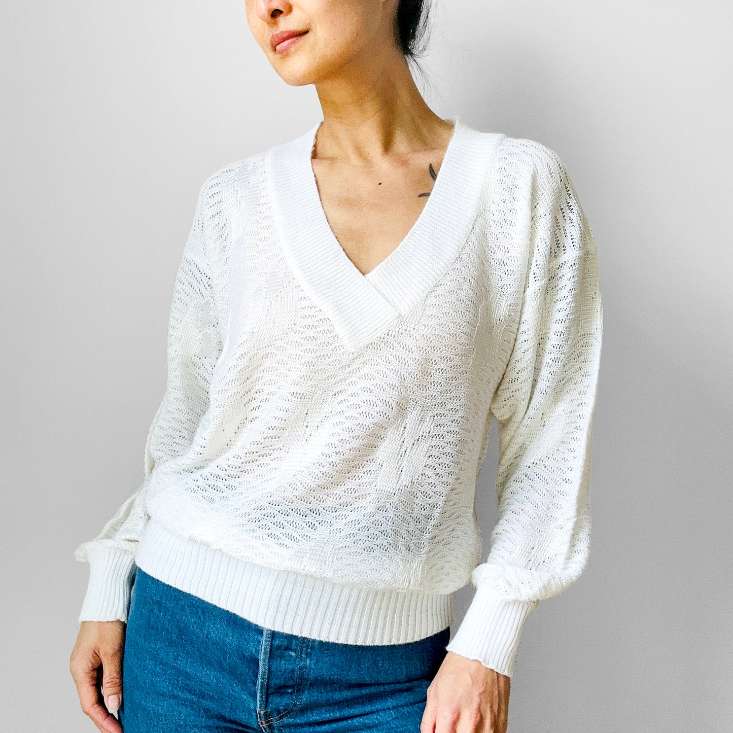 1980s White Lightweight V-Neck Made in Italy Soft Spun Knit Sweater Top - S/M