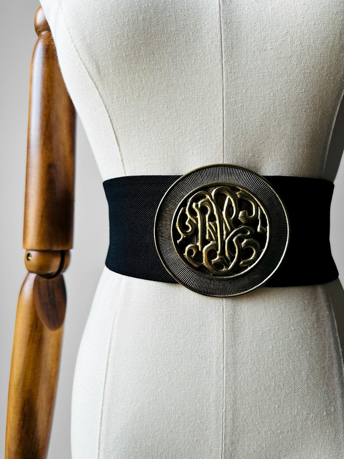 1980s - 1990s Wide Black Elastic Stretch Belt with Ornate Gold-Toned Scrollwork Buckle