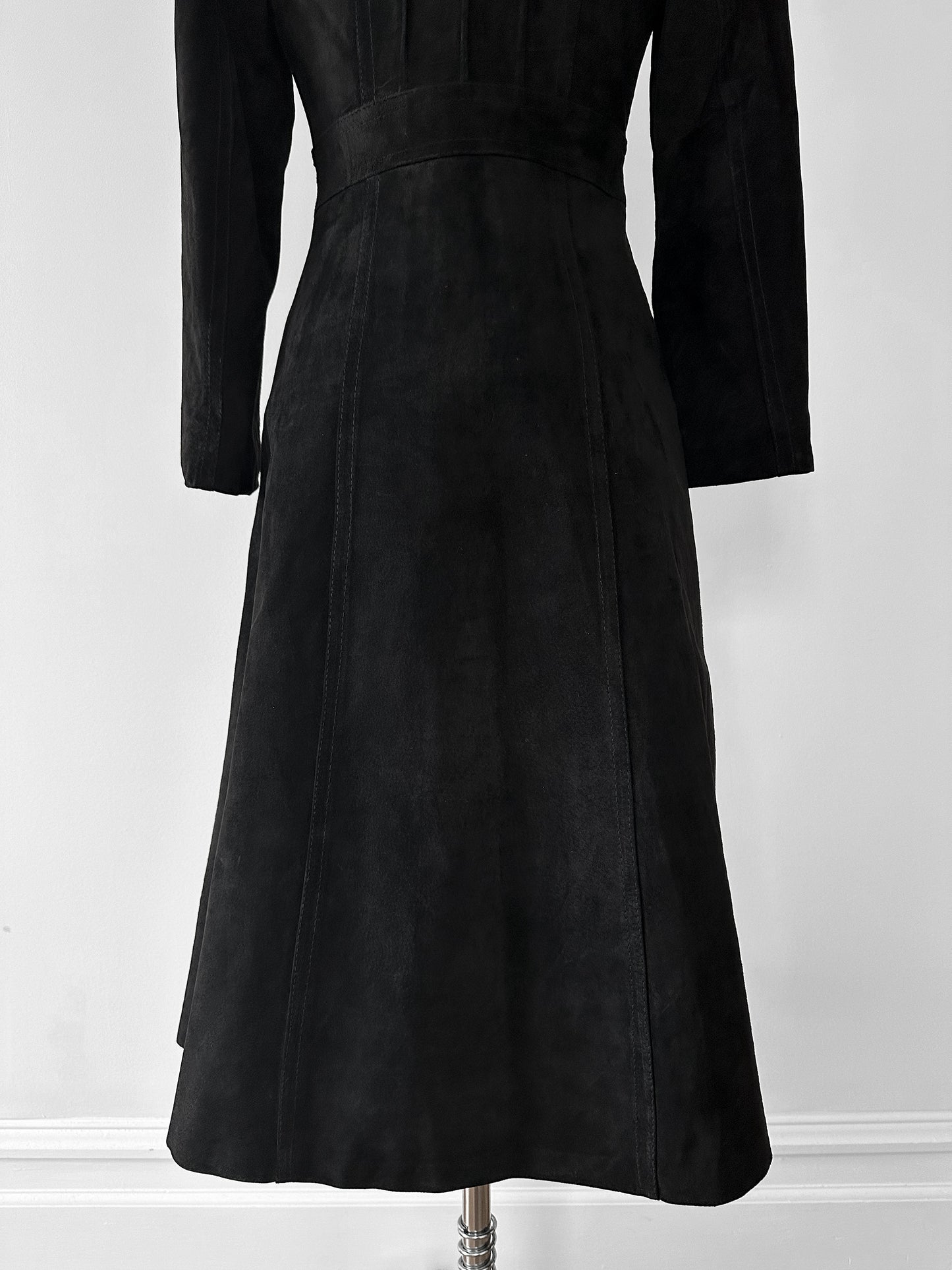 1970s Black Suede Belted Trench coat with Fur Collar and Quilted Lining - Sz. XXS/XS