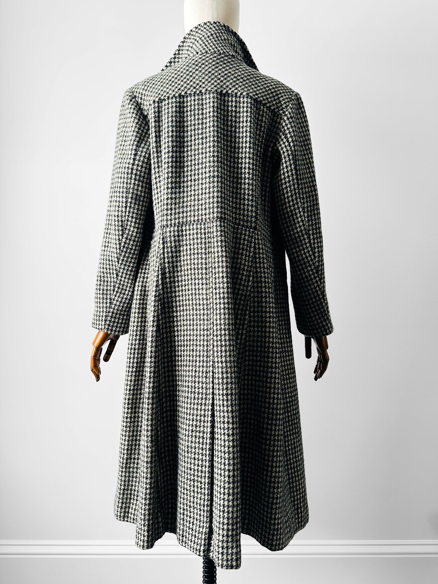 1970s Black and Off-White Houndstooth Wool Coat with Wide Lapel - Sz. S/M