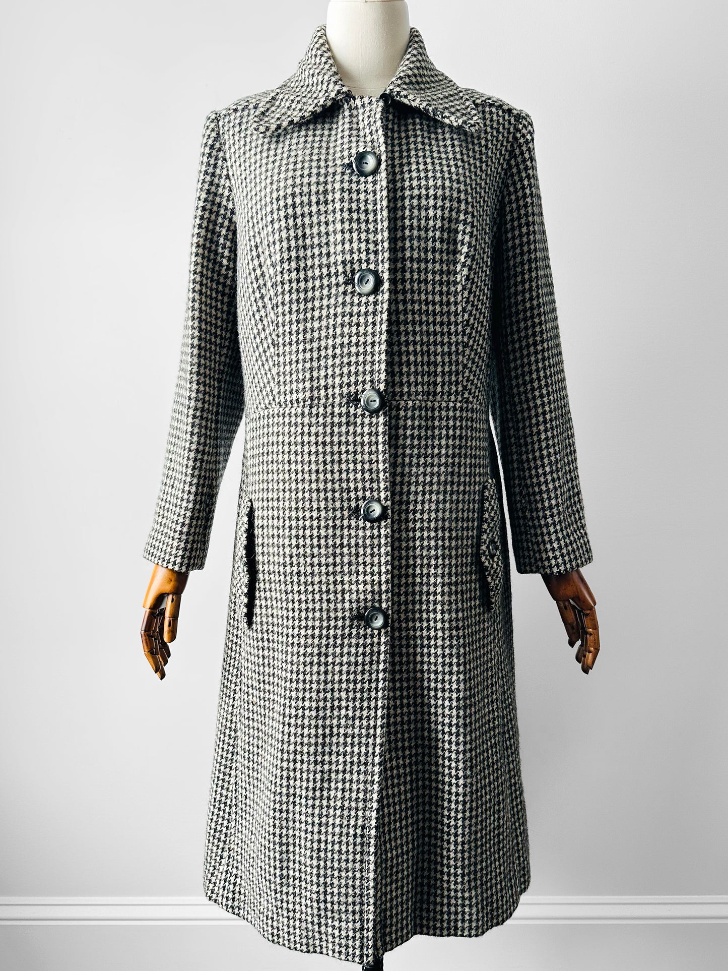 1970s Black and Off-White Houndstooth Wool Coat with Wide Lapel - Sz. S/M