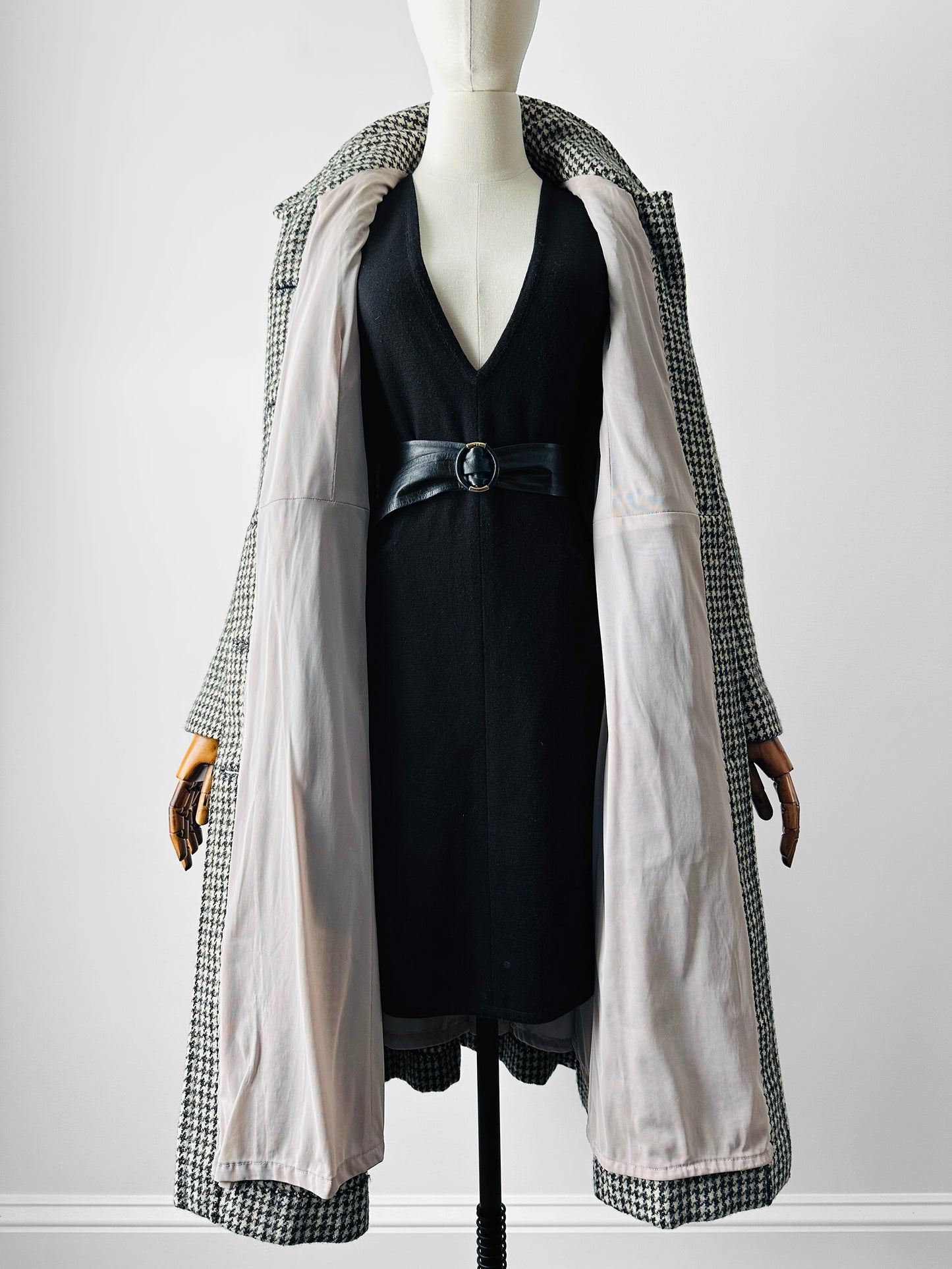 1970s Black and Off-White Houndstooth Wool Coat with Wide Lapel - Sz. S/M